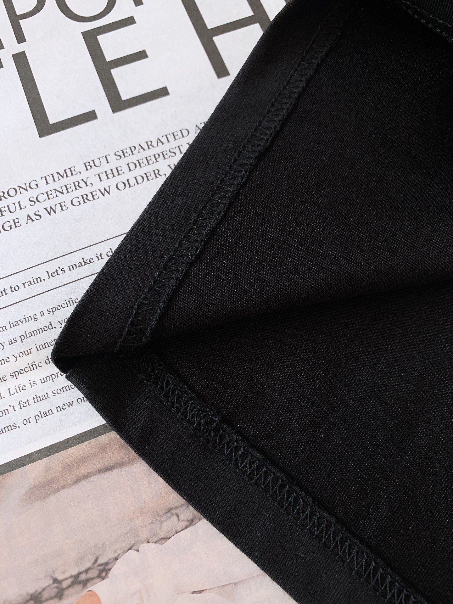 
Prada 普拉达 2025SS春夏新品 
基础款T恤。领口采用高品质罗纹面料，弹性极佳，能够紧密贴合