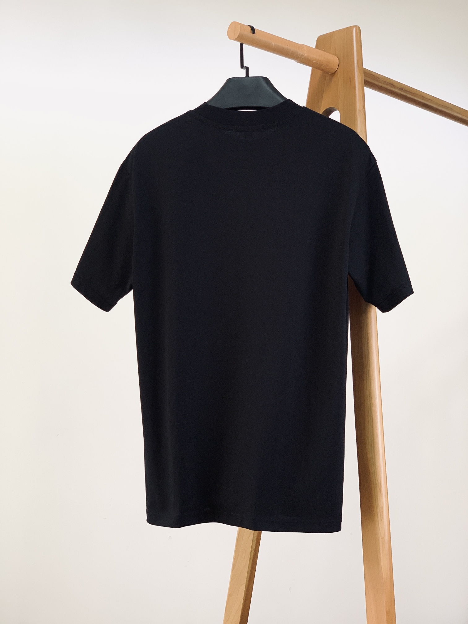 
Prada 普拉达 2025SS春夏新品 
基础款T恤。领口采用高品质罗纹面料，弹性极佳，能够紧密贴合