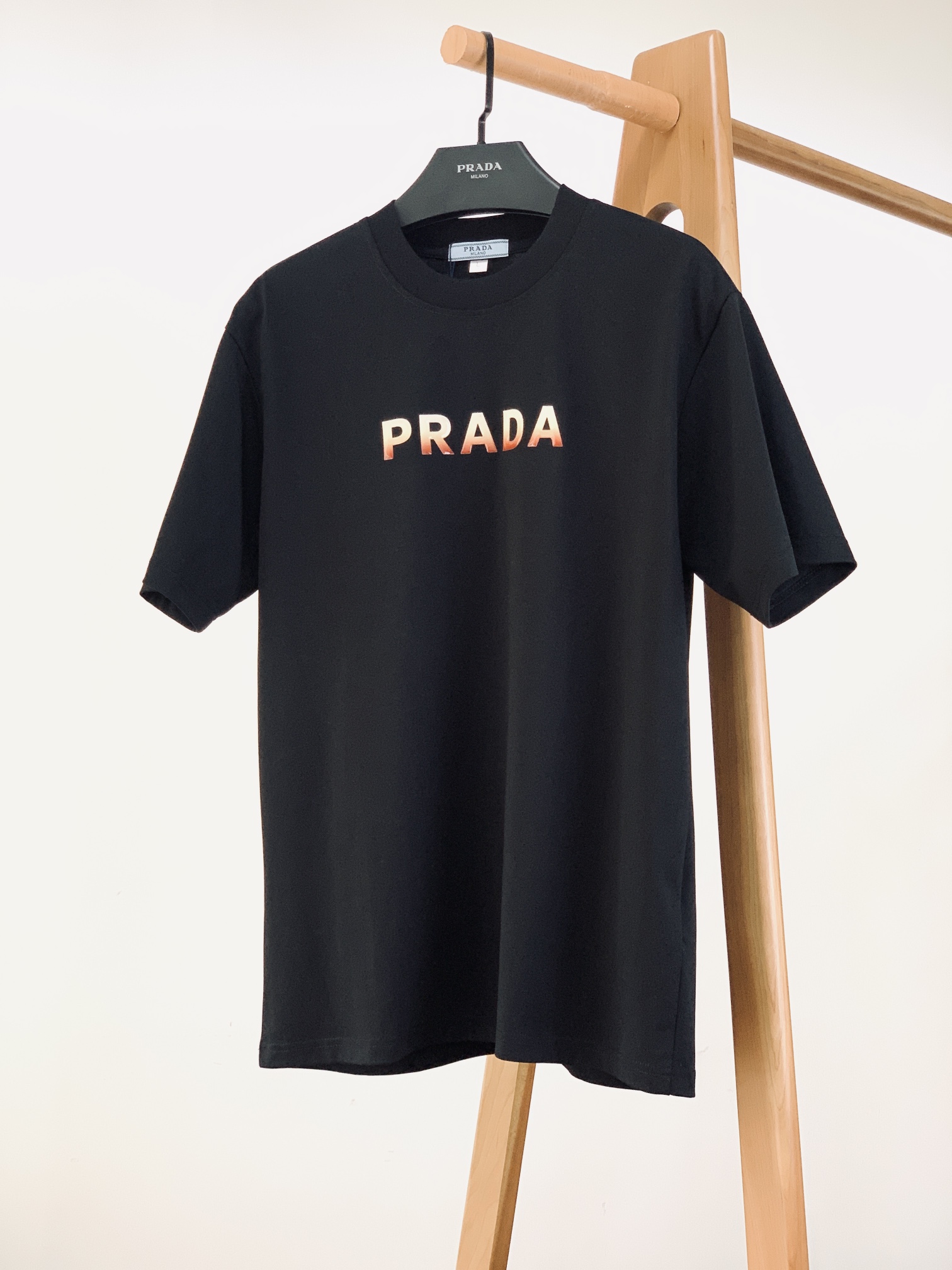 
Prada 普拉达 2025SS春夏新品 
基础款T恤。领口采用高品质罗纹面料，弹性极佳，能够紧密贴合