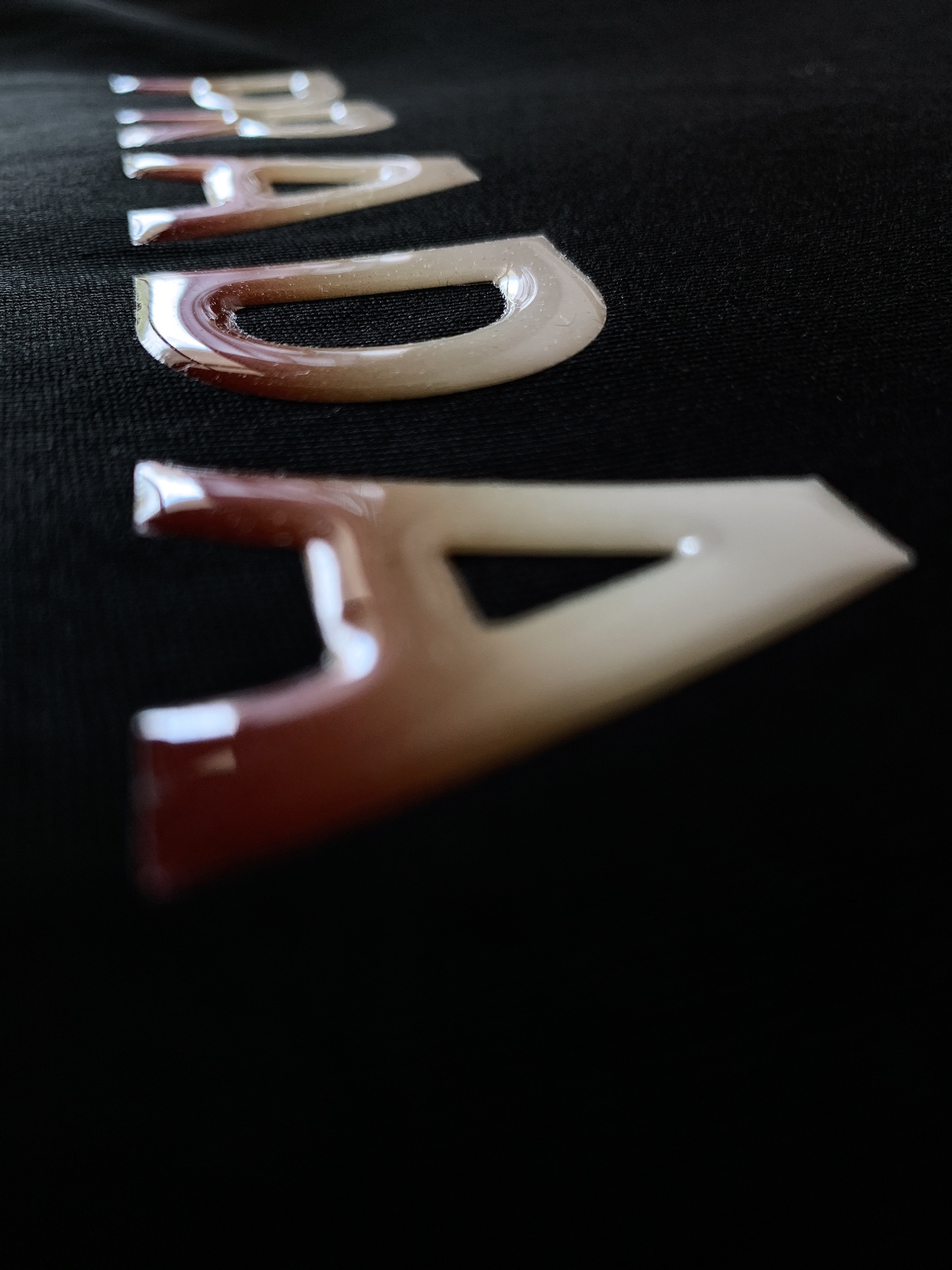 
Prada 普拉达 2025SS春夏新品 
基础款T恤。领口采用高品质罗纹面料，弹性极佳，能够紧密贴合