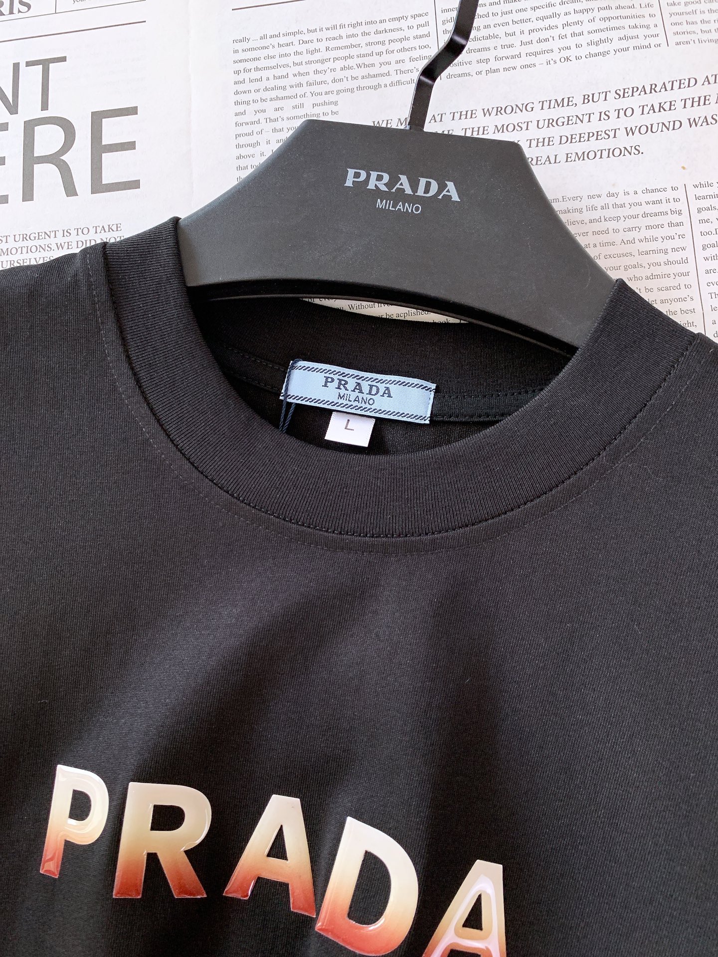 
Prada 普拉达 2025SS春夏新品 
基础款T恤。领口采用高品质罗纹面料，弹性极佳，能够紧密贴合