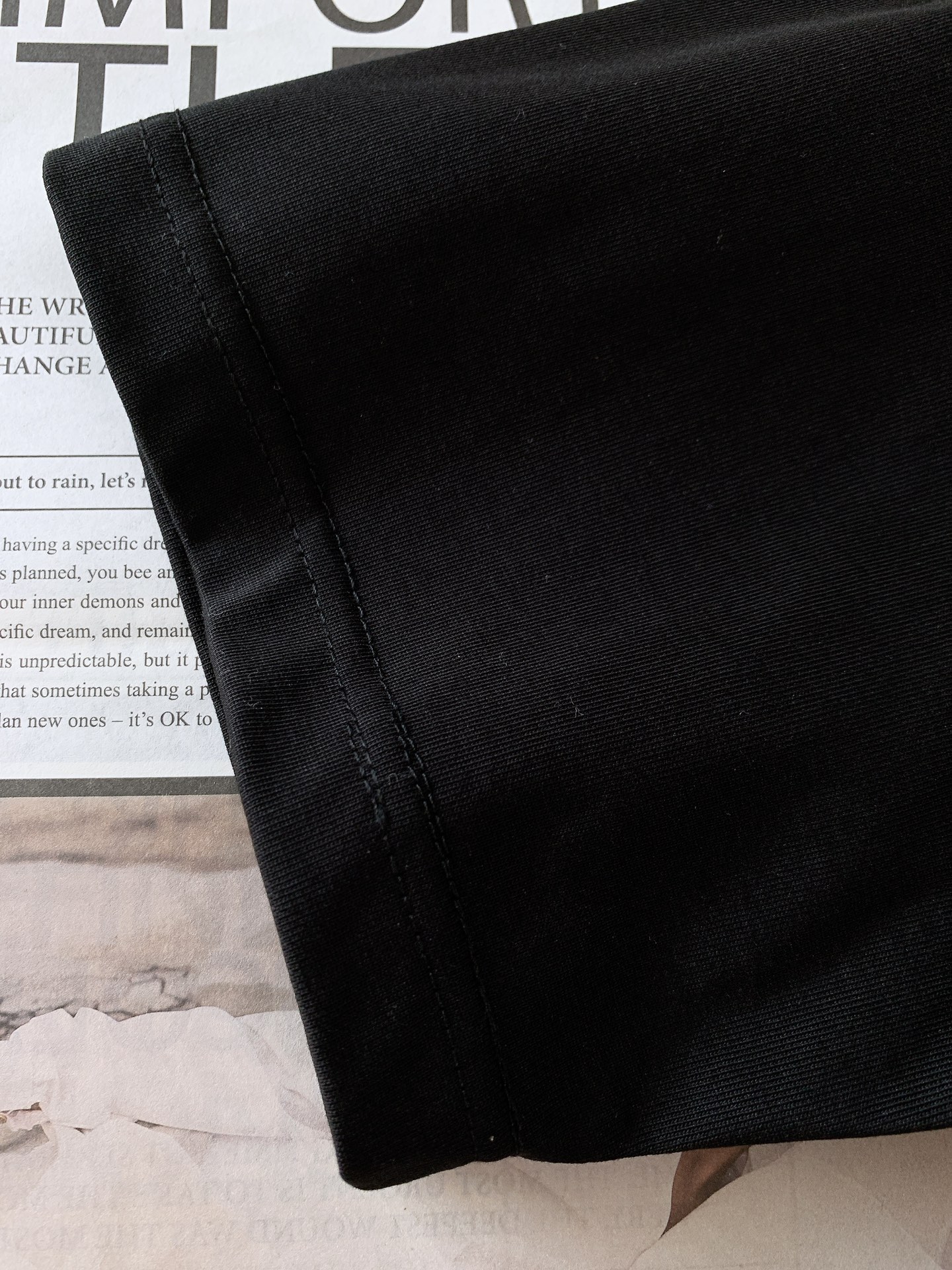 
Prada 普拉达 2025SS春夏新品 
基础款T恤。领口采用高品质罗纹面料，弹性极佳，能够紧密贴合