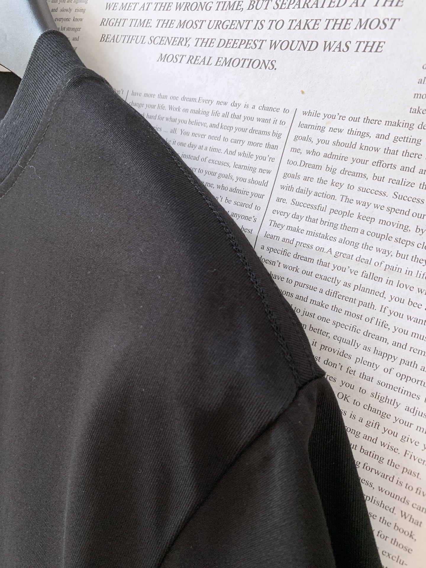 
Prada 普拉达 2025SS春夏新品 
基础款T恤。领口采用高品质罗纹面料，弹性极佳，能够紧密贴合