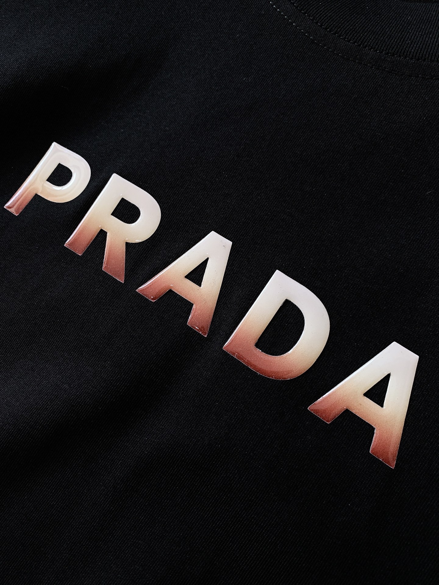 
Prada 普拉达 2025SS春夏新品 
基础款T恤。领口采用高品质罗纹面料，弹性极佳，能够紧密贴合