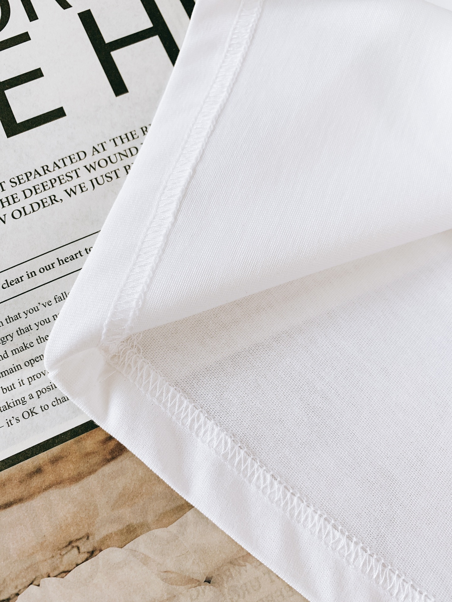 
Hermès 爱马仕 2025SS春夏新品
领口采用了高品质的罗纹面料，不仅贴合颈部曲线，带来舒适的穿