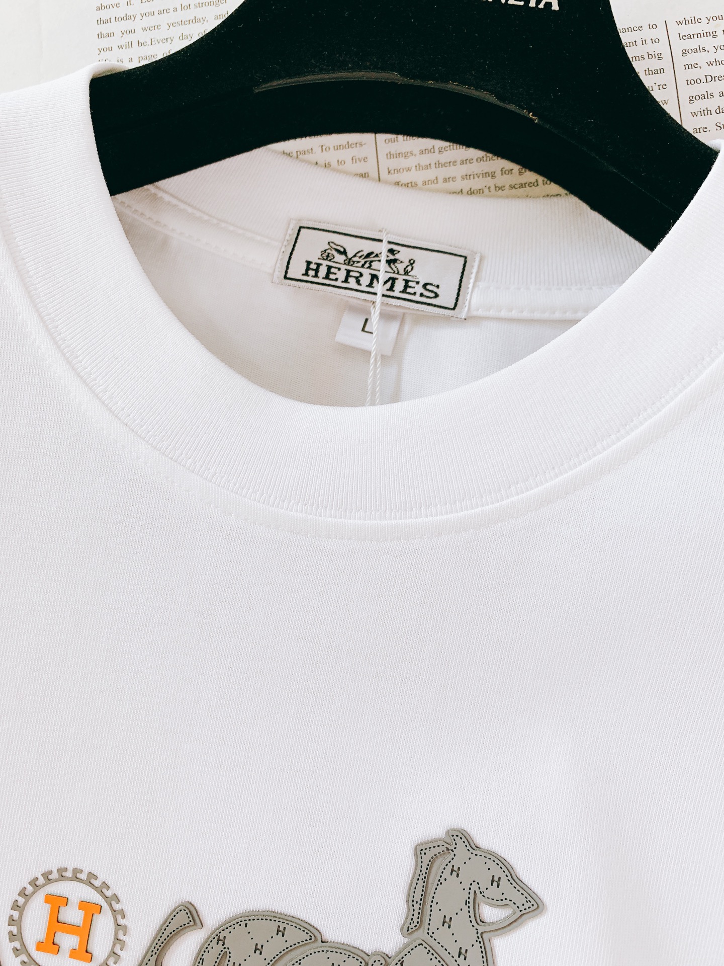 
Hermès 爱马仕 2025SS春夏新品
领口采用了高品质的罗纹面料，不仅贴合颈部曲线，带来舒适的穿