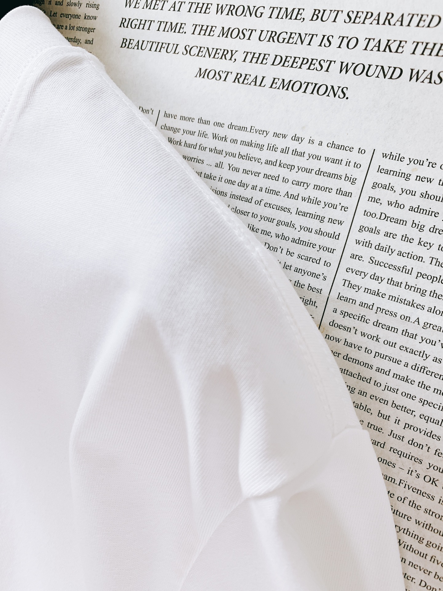 
Hermès 爱马仕 2025SS春夏新品
领口采用了高品质的罗纹面料，不仅贴合颈部曲线，带来舒适的穿