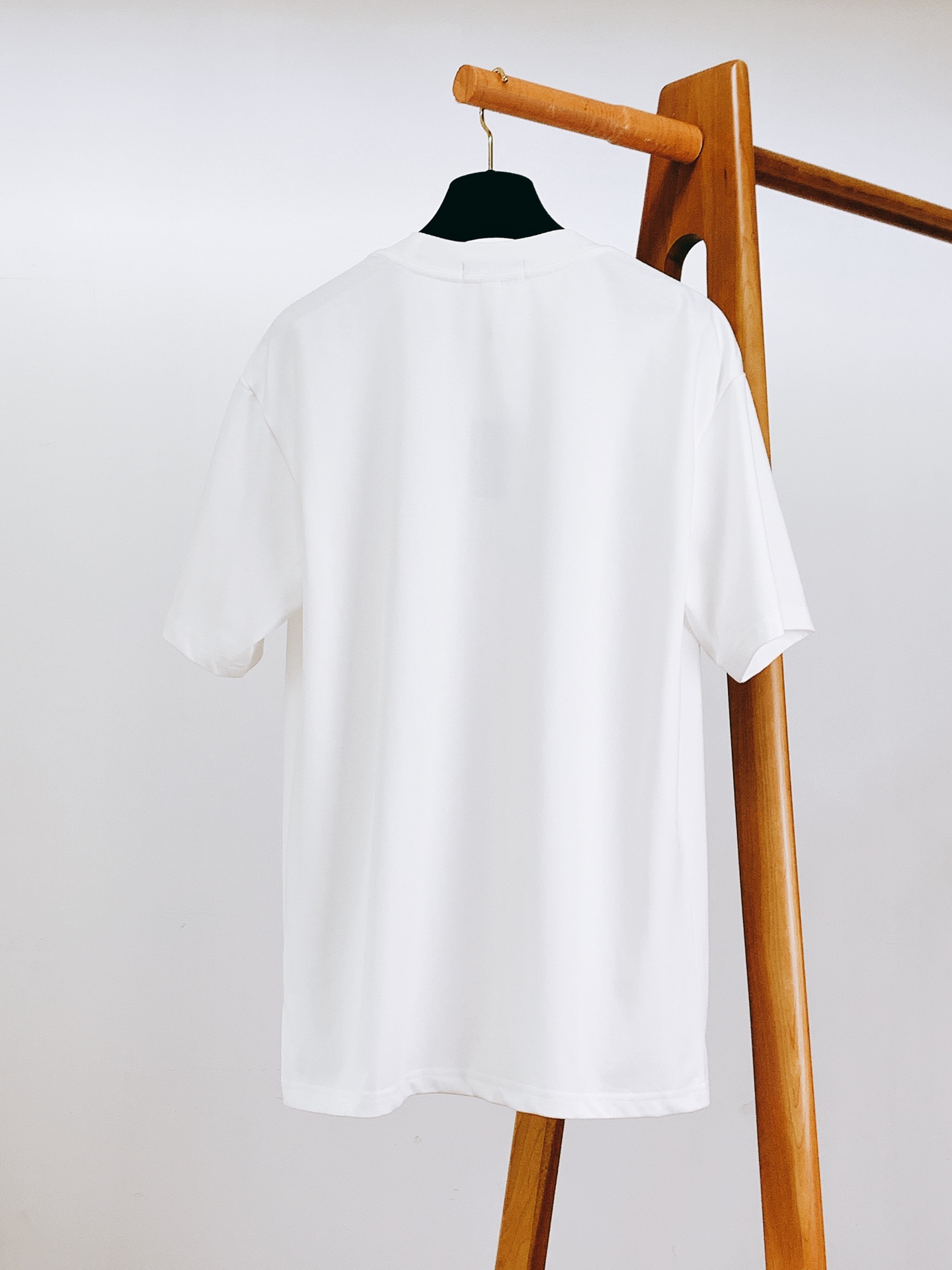 
Hermès 爱马仕 2025SS春夏新品
领口采用了高品质的罗纹面料，不仅贴合颈部曲线，带来舒适的穿