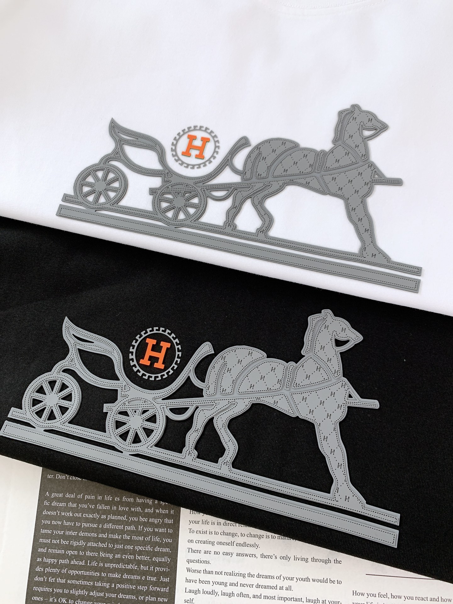 
Hermès 爱马仕 2025SS春夏新品
领口采用了高品质的罗纹面料，不仅贴合颈部曲线，带来舒适的穿