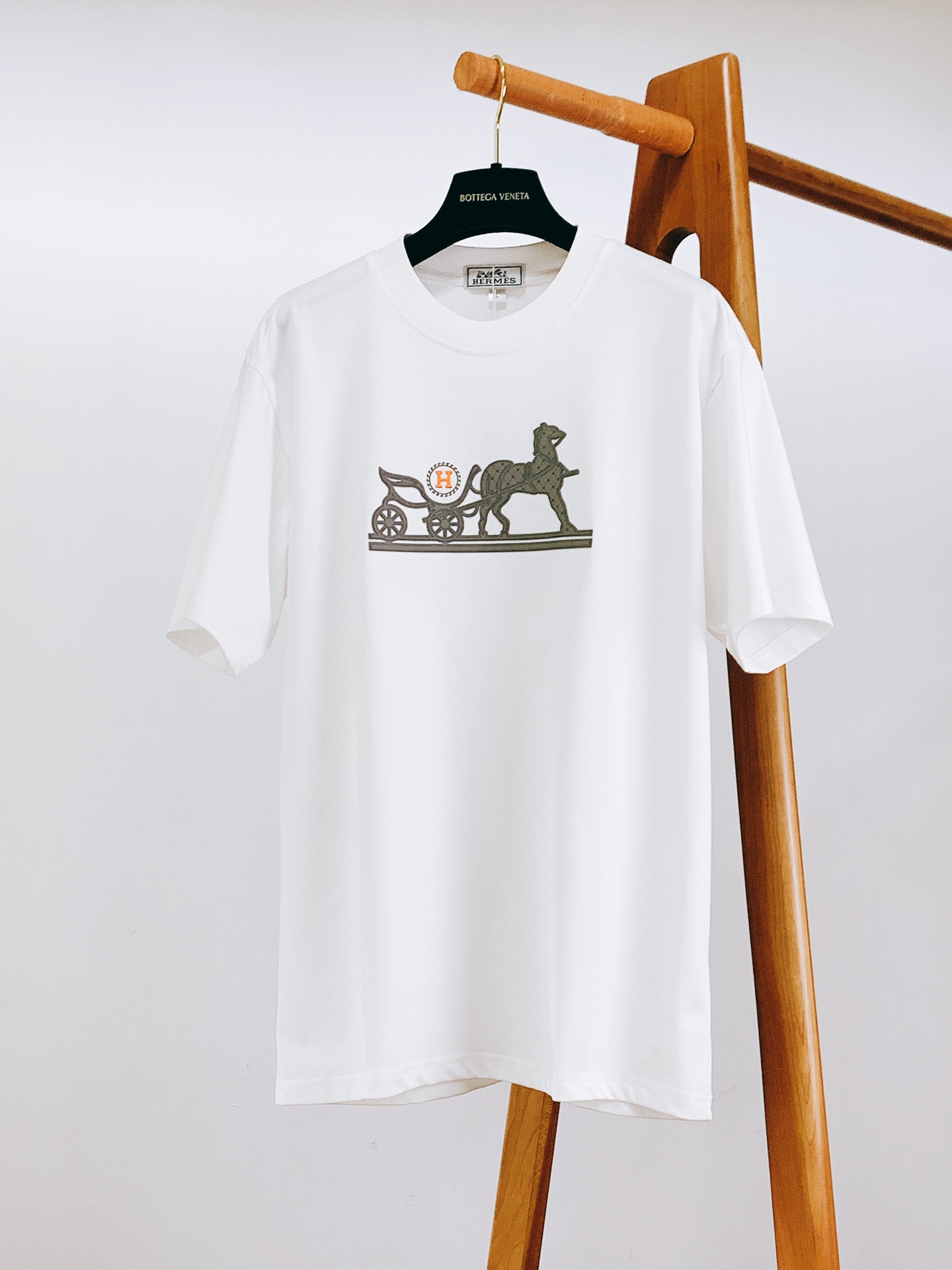 
Hermès 爱马仕 2025SS春夏新品
领口采用了高品质的罗纹面料，不仅贴合颈部曲线，带来舒适的穿