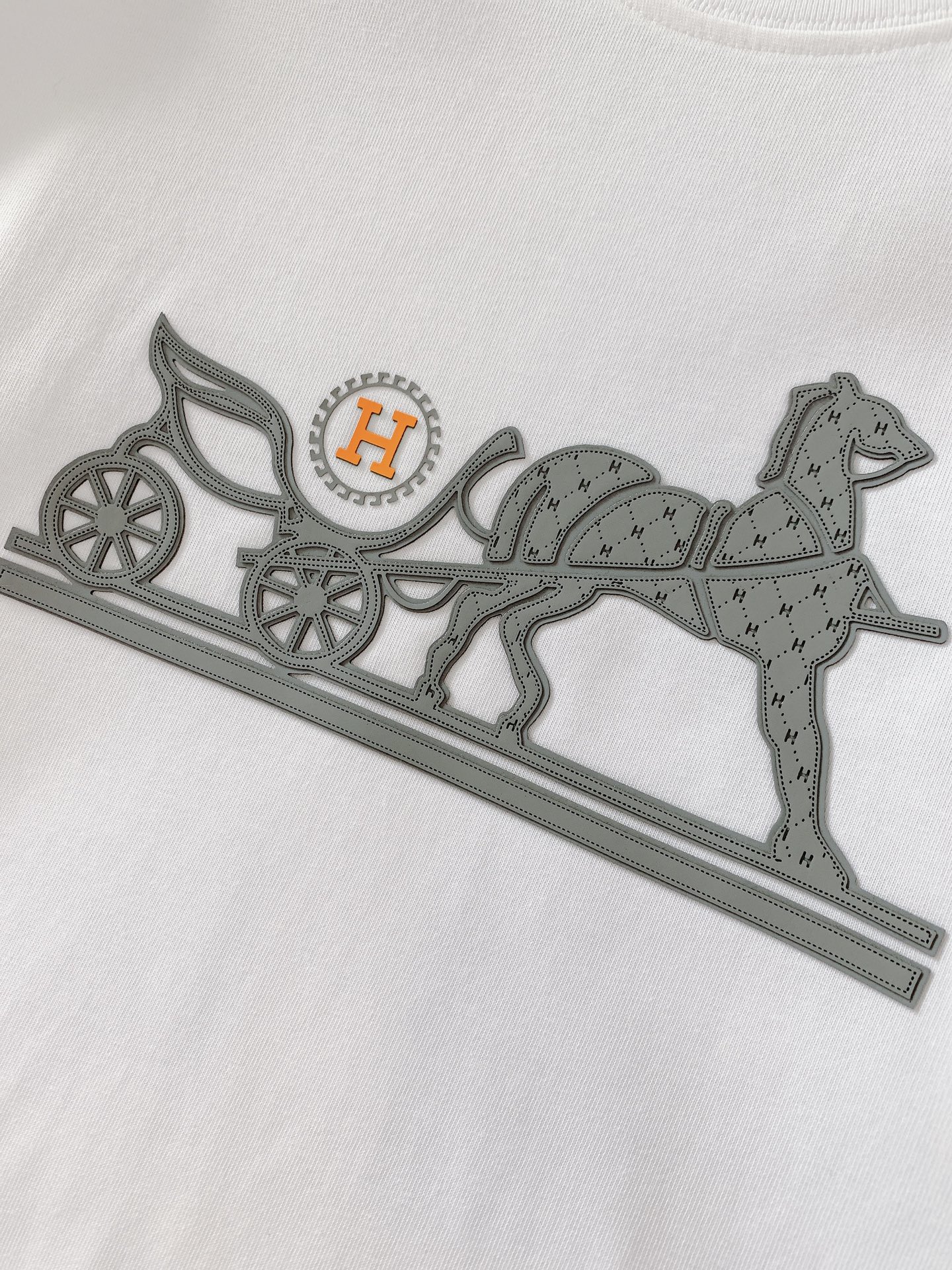 
Hermès 爱马仕 2025SS春夏新品
领口采用了高品质的罗纹面料，不仅贴合颈部曲线，带来舒适的穿