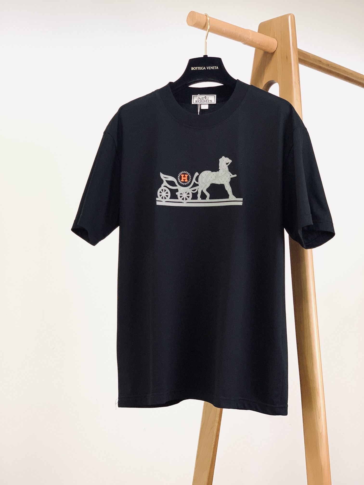 
Hermès 爱马仕 2025SS春夏新品
领口采用了高品质的罗纹面料，不仅贴合颈部曲线，带来舒适的穿