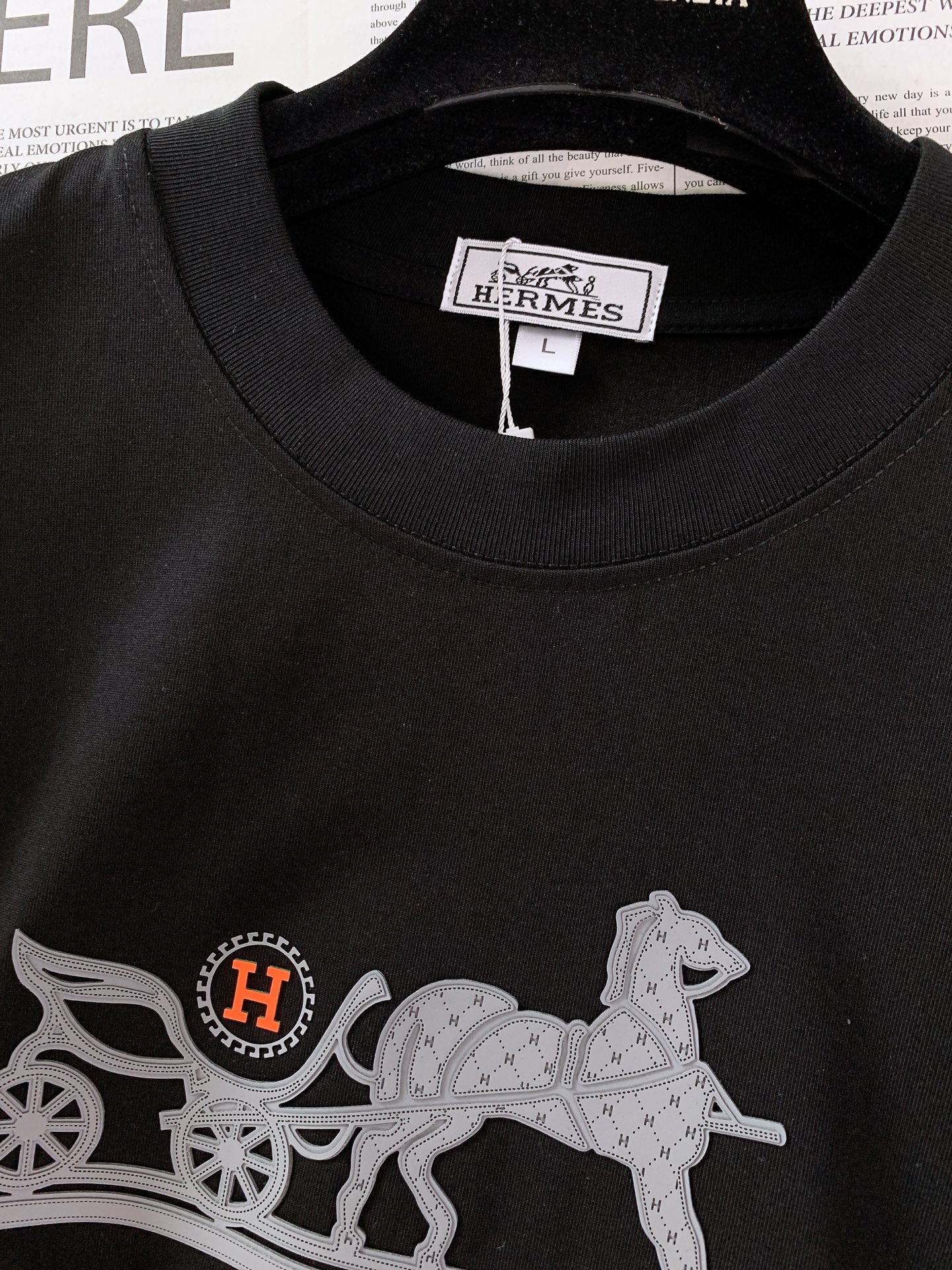 
Hermès 爱马仕 2025SS春夏新品
领口采用了高品质的罗纹面料，不仅贴合颈部曲线，带来舒适的穿