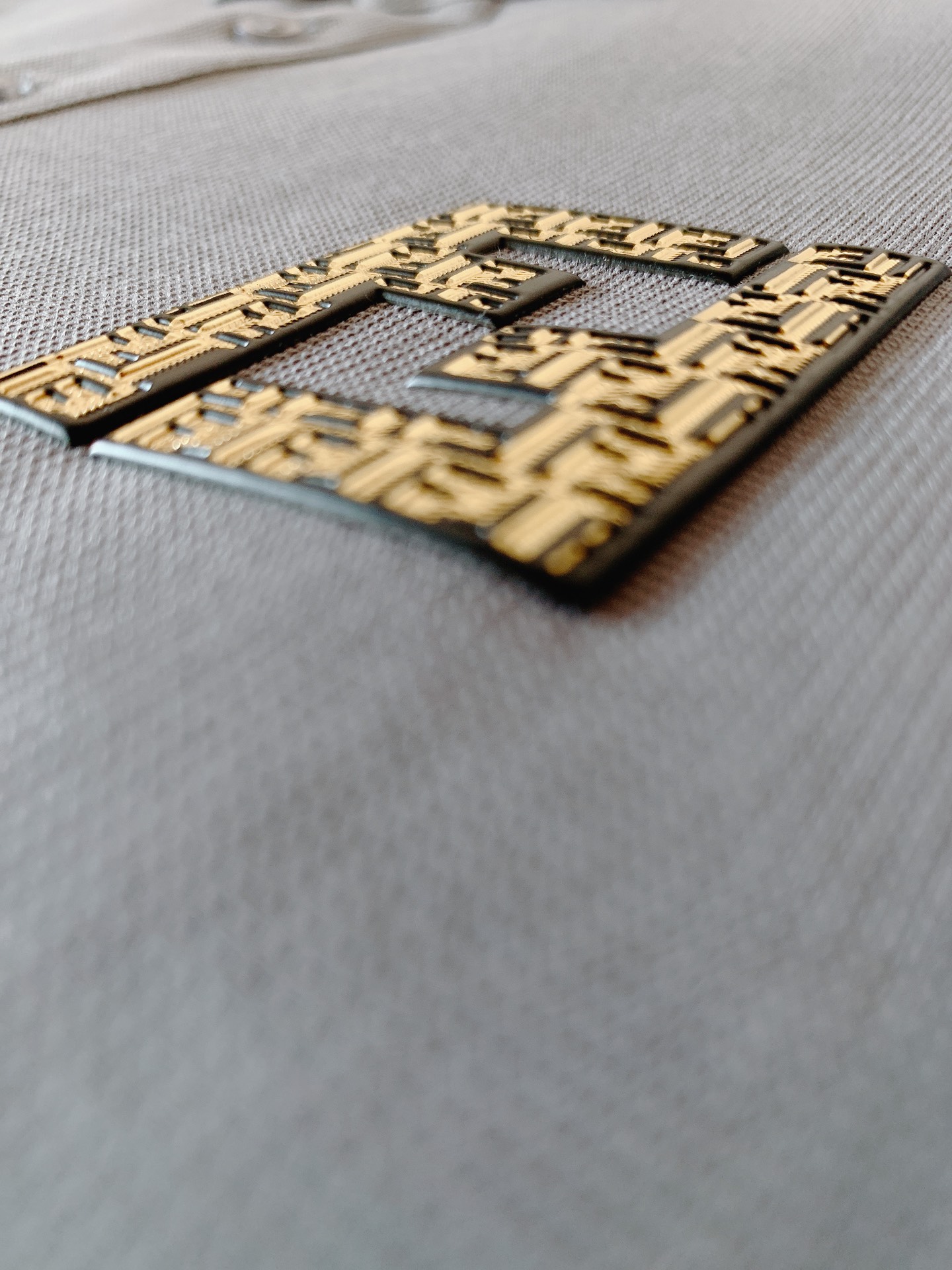 ￼
Fendi 芬迪 2025SS春夏新品 
意式奢华，尽在细节之中
领口采用高品质罗纹面料，富有弹性且