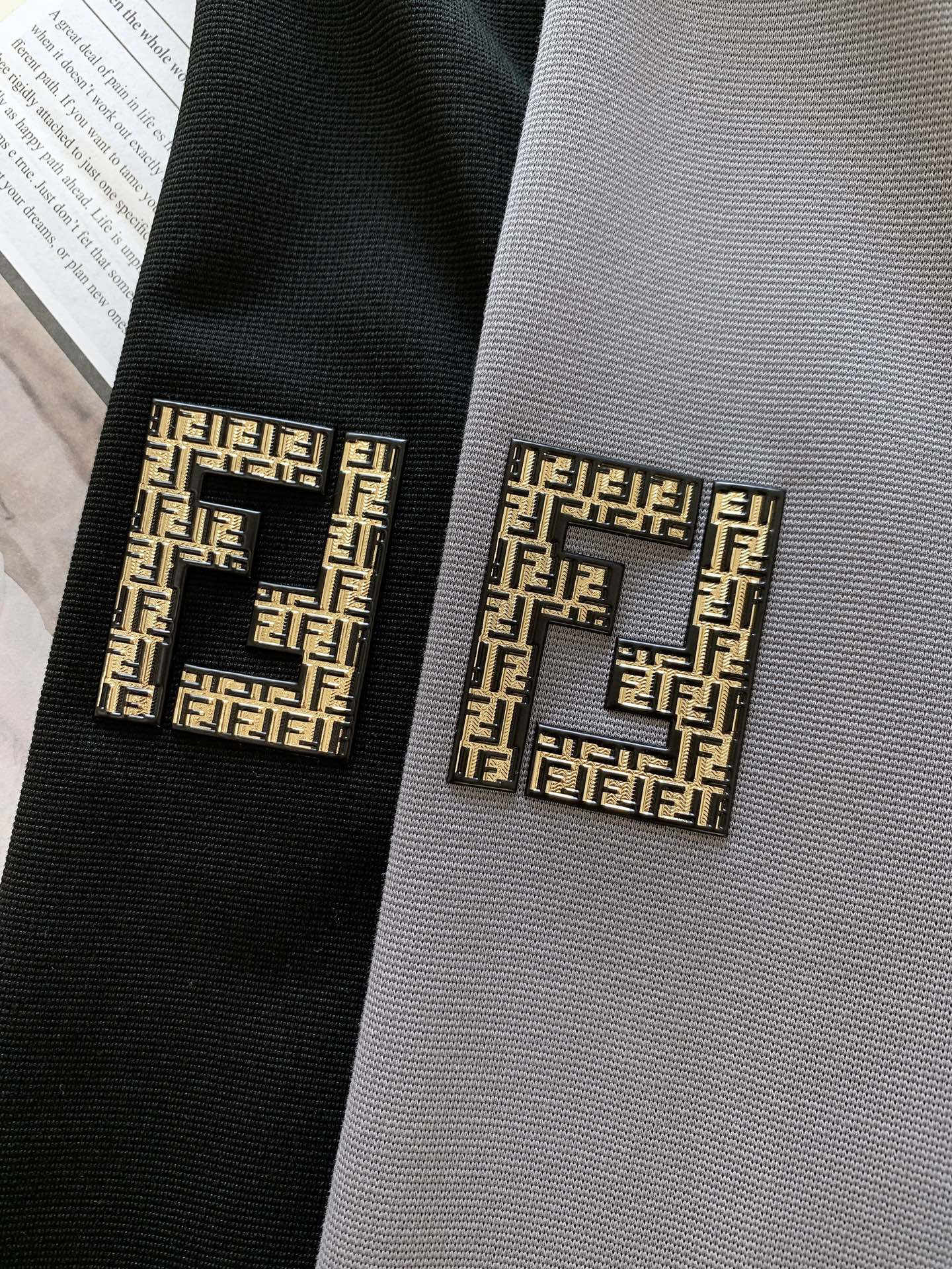 ￼
Fendi 芬迪 2025SS春夏新品 
意式奢华，尽在细节之中
领口采用高品质罗纹面料，富有弹性且