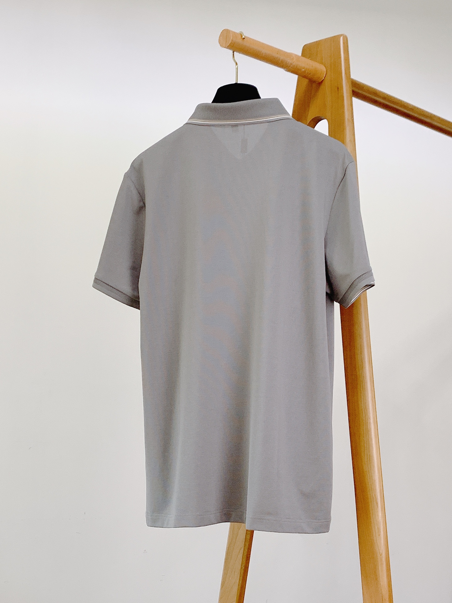 ￼
Fendi 芬迪 2025SS春夏新品 
意式奢华，尽在细节之中
领口采用高品质罗纹面料，富有弹性且