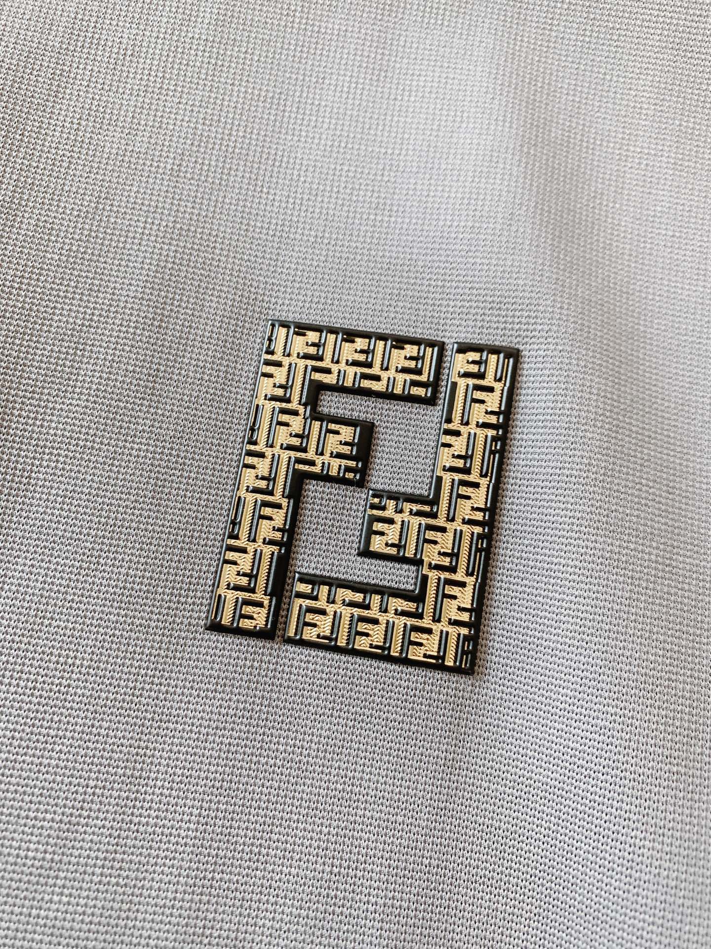 ￼
Fendi 芬迪 2025SS春夏新品 
意式奢华，尽在细节之中
领口采用高品质罗纹面料，富有弹性且