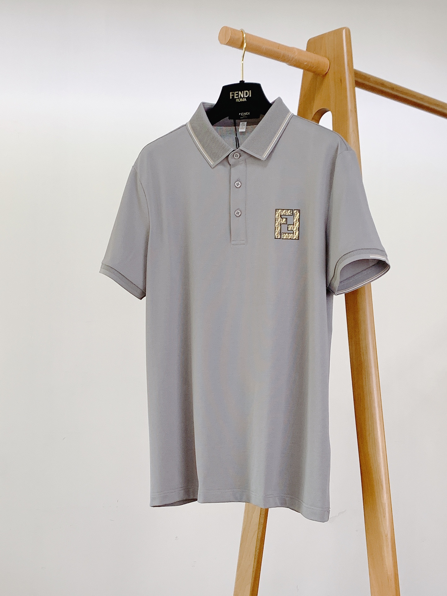 ￼
Fendi 芬迪 2025SS春夏新品 
意式奢华，尽在细节之中
领口采用高品质罗纹面料，富有弹性且