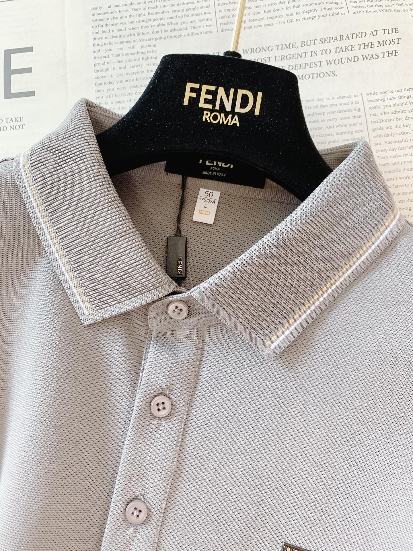 ￼
Fendi 芬迪 2025SS春夏新品 
意式奢华，尽在细节之中
领口采用高品质罗纹面料，富有弹性且