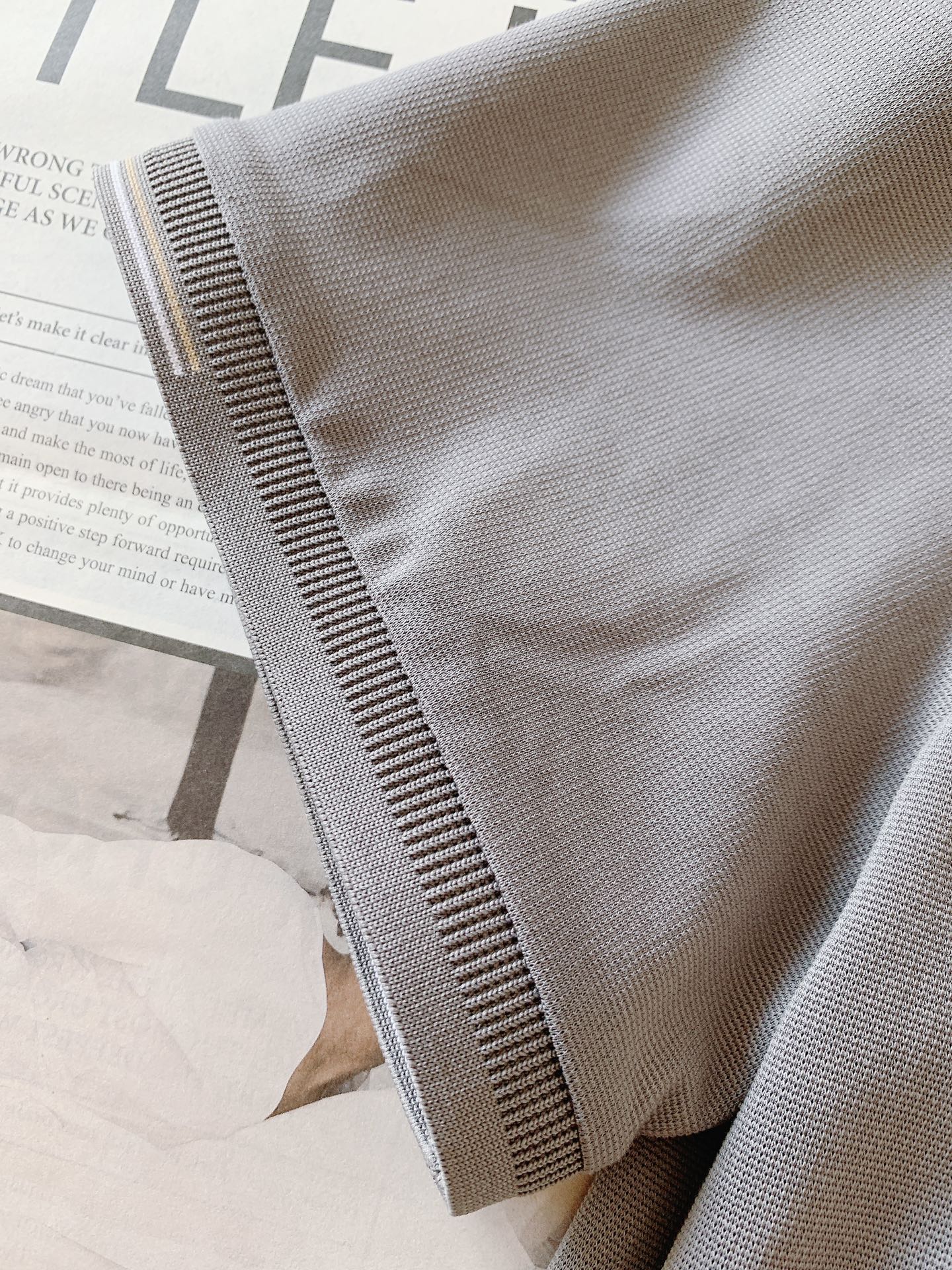 ￼
Fendi 芬迪 2025SS春夏新品 
意式奢华，尽在细节之中
领口采用高品质罗纹面料，富有弹性且