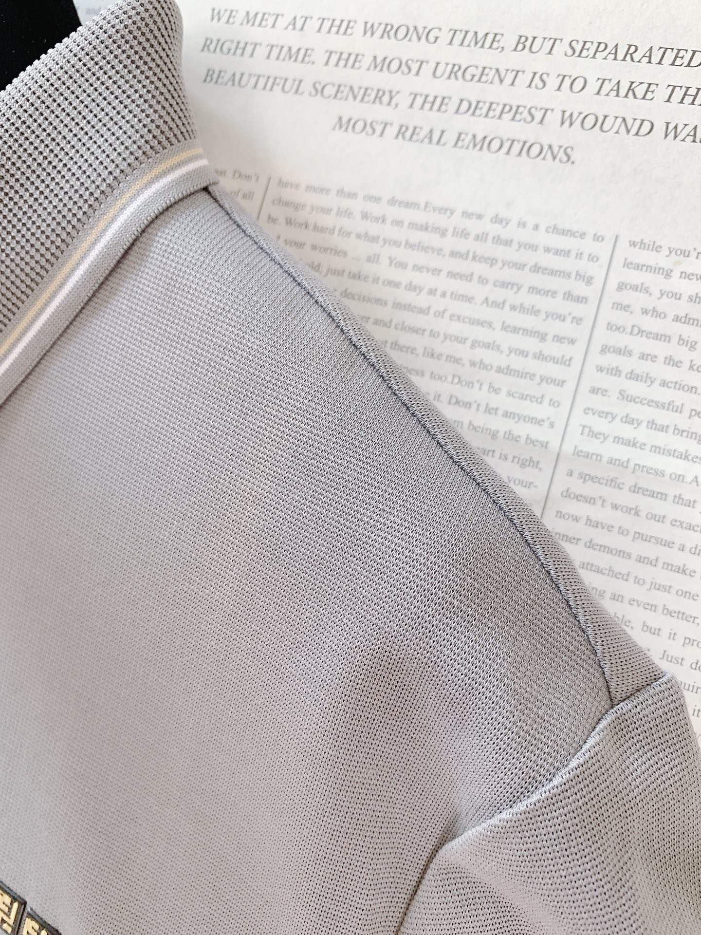 ￼
Fendi 芬迪 2025SS春夏新品 
意式奢华，尽在细节之中
领口采用高品质罗纹面料，富有弹性且