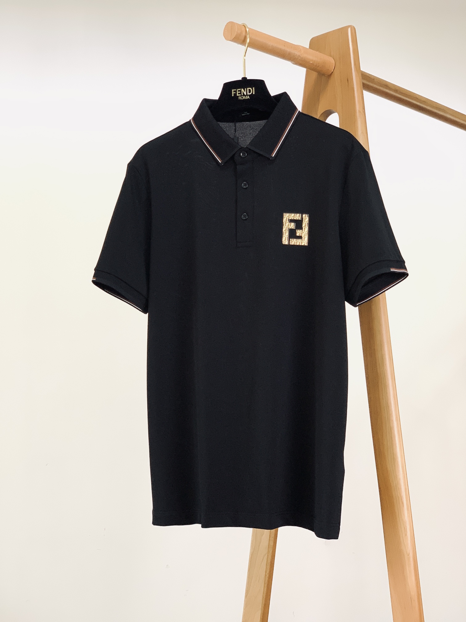 ￼
Fendi 芬迪 2025SS春夏新品 
意式奢华，尽在细节之中
领口采用高品质罗纹面料，富有弹性且