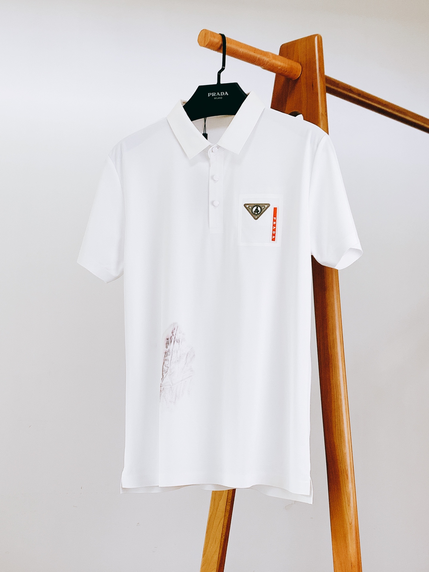 
Prada 普拉达 2025SS春夏新品 
休闲翻领Polo衫。挺括的翻领，有着极佳的塑形效果，无论穿