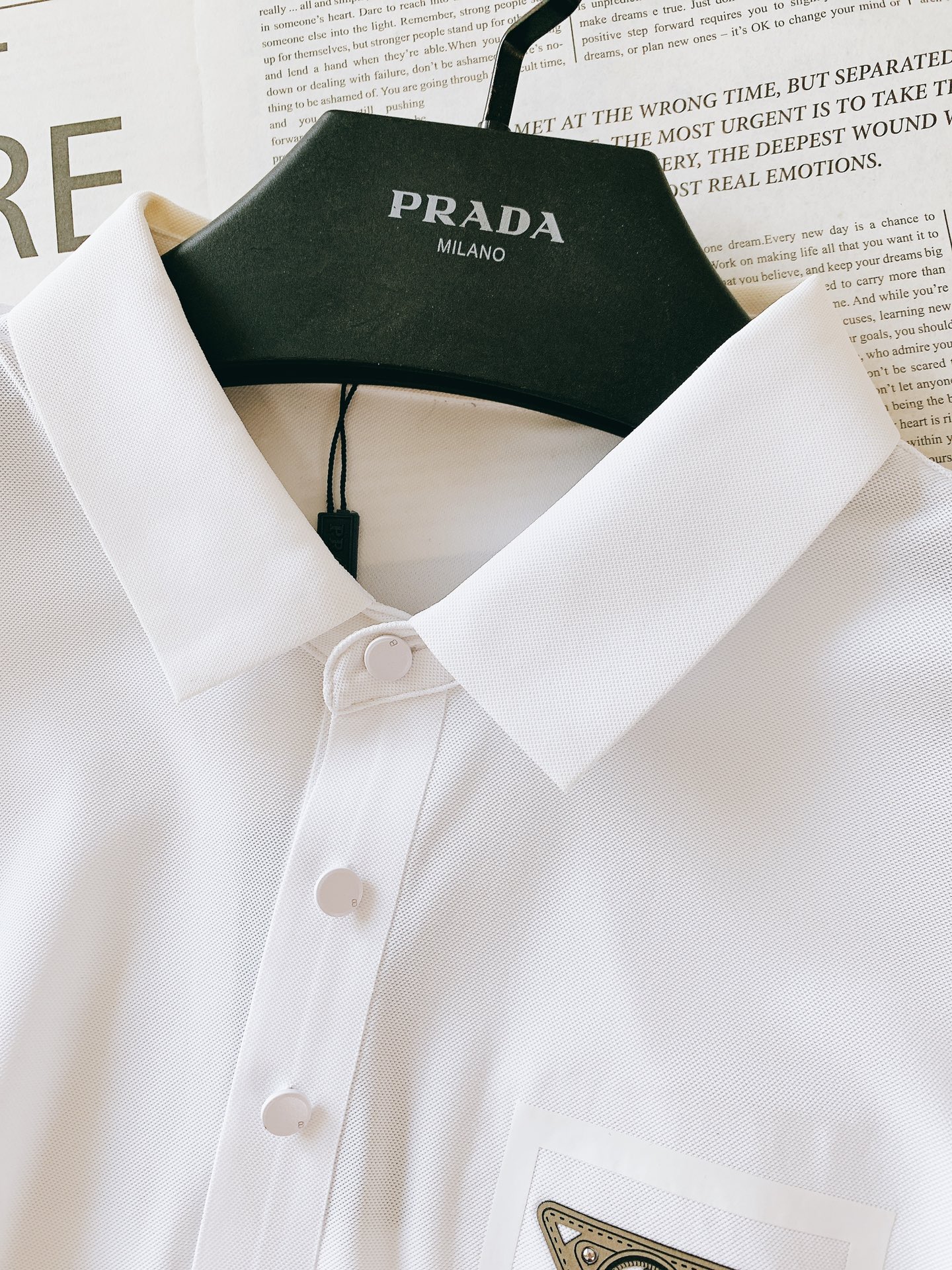 
Prada 普拉达 2025SS春夏新品 
休闲翻领Polo衫。挺括的翻领，有着极佳的塑形效果，无论穿