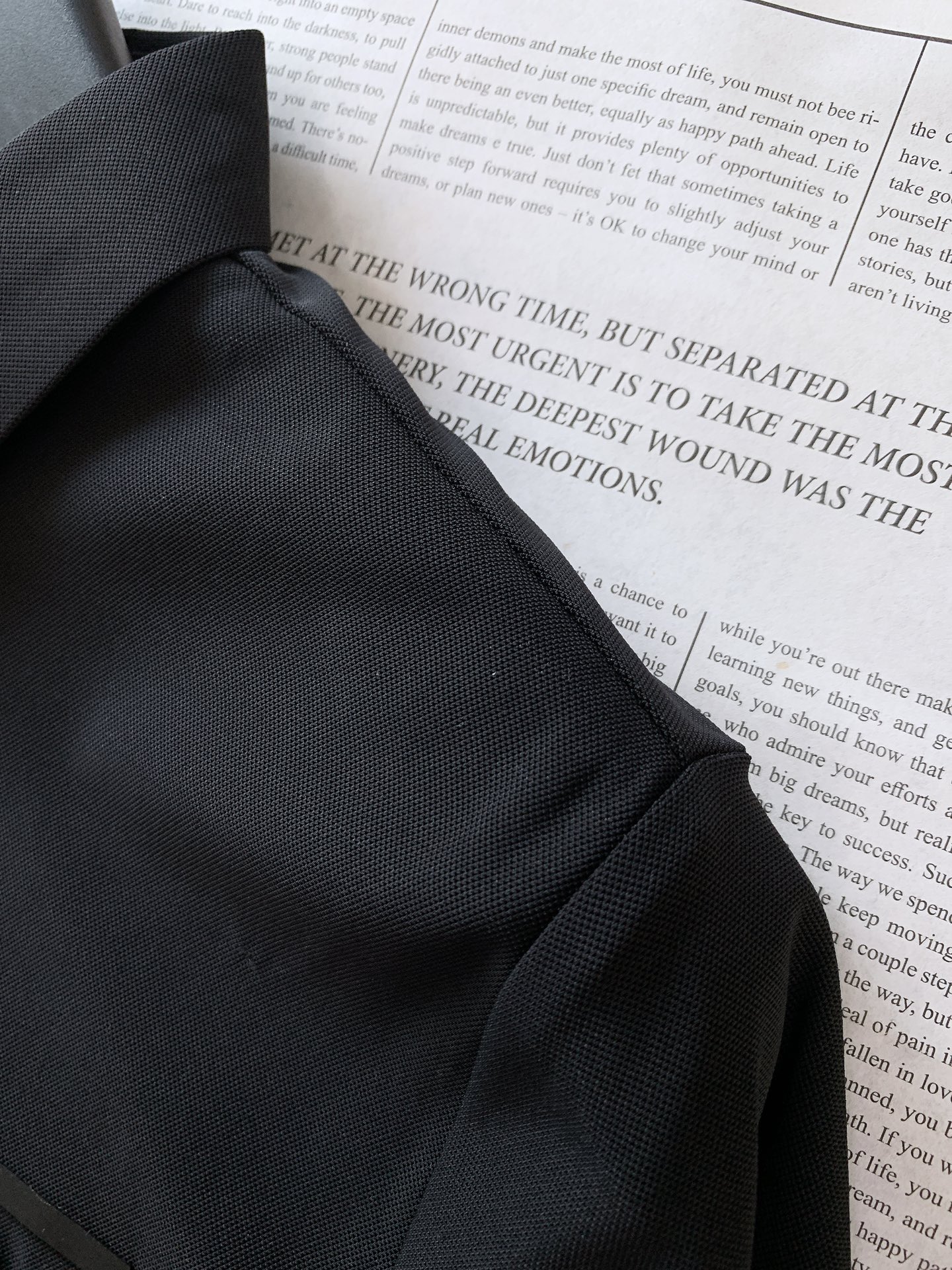 
Prada 普拉达 2025SS春夏新品 
休闲翻领Polo衫。挺括的翻领，有着极佳的塑形效果，无论穿