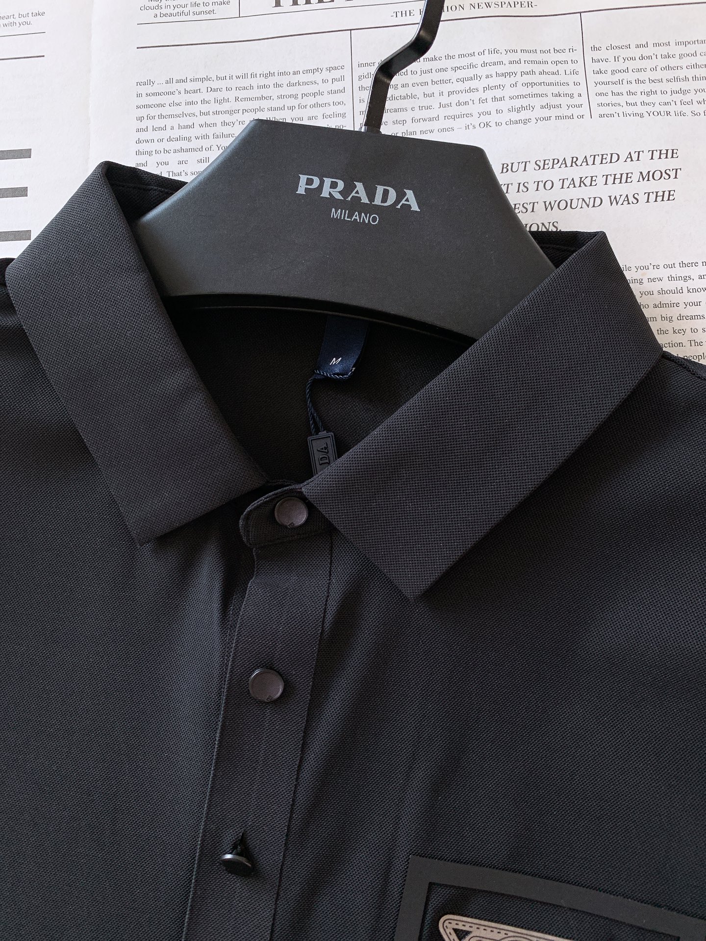 
Prada 普拉达 2025SS春夏新品 
休闲翻领Polo衫。挺括的翻领，有着极佳的塑形效果，无论穿