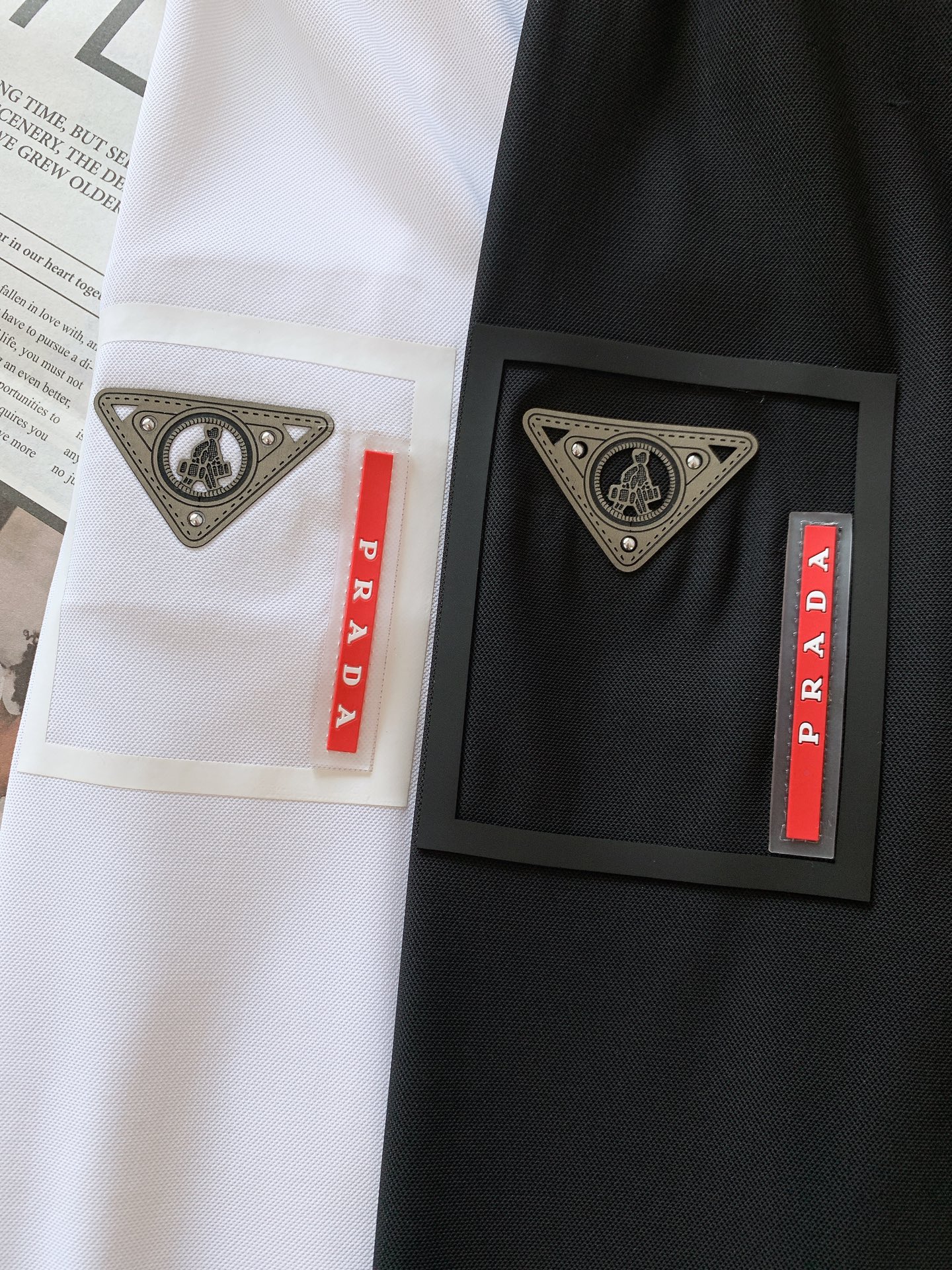 
Prada 普拉达 2025SS春夏新品 
休闲翻领Polo衫。挺括的翻领，有着极佳的塑形效果，无论穿