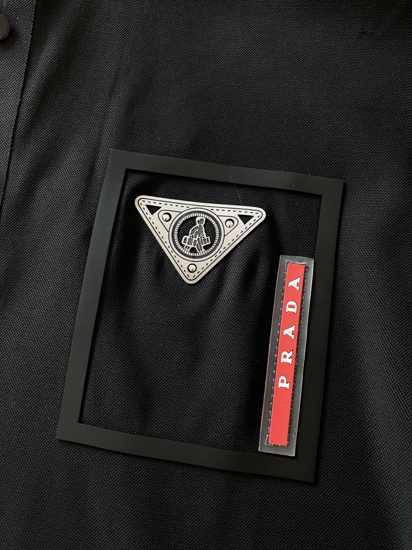 
Prada 普拉达 2025SS春夏新品 
休闲翻领Polo衫。挺括的翻领，有着极佳的塑形效果，无论穿