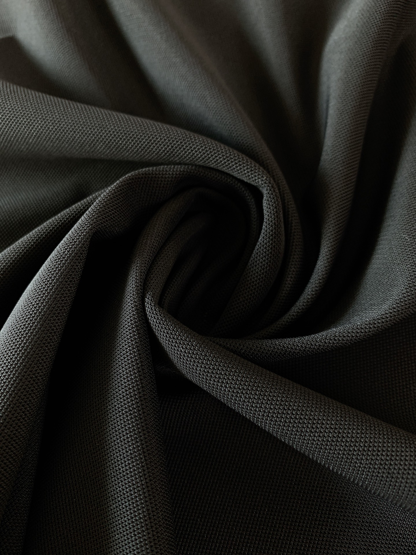 
Prada 普拉达 2025SS春夏新品 
休闲翻领Polo衫。挺括的翻领，有着极佳的塑形效果，无论穿