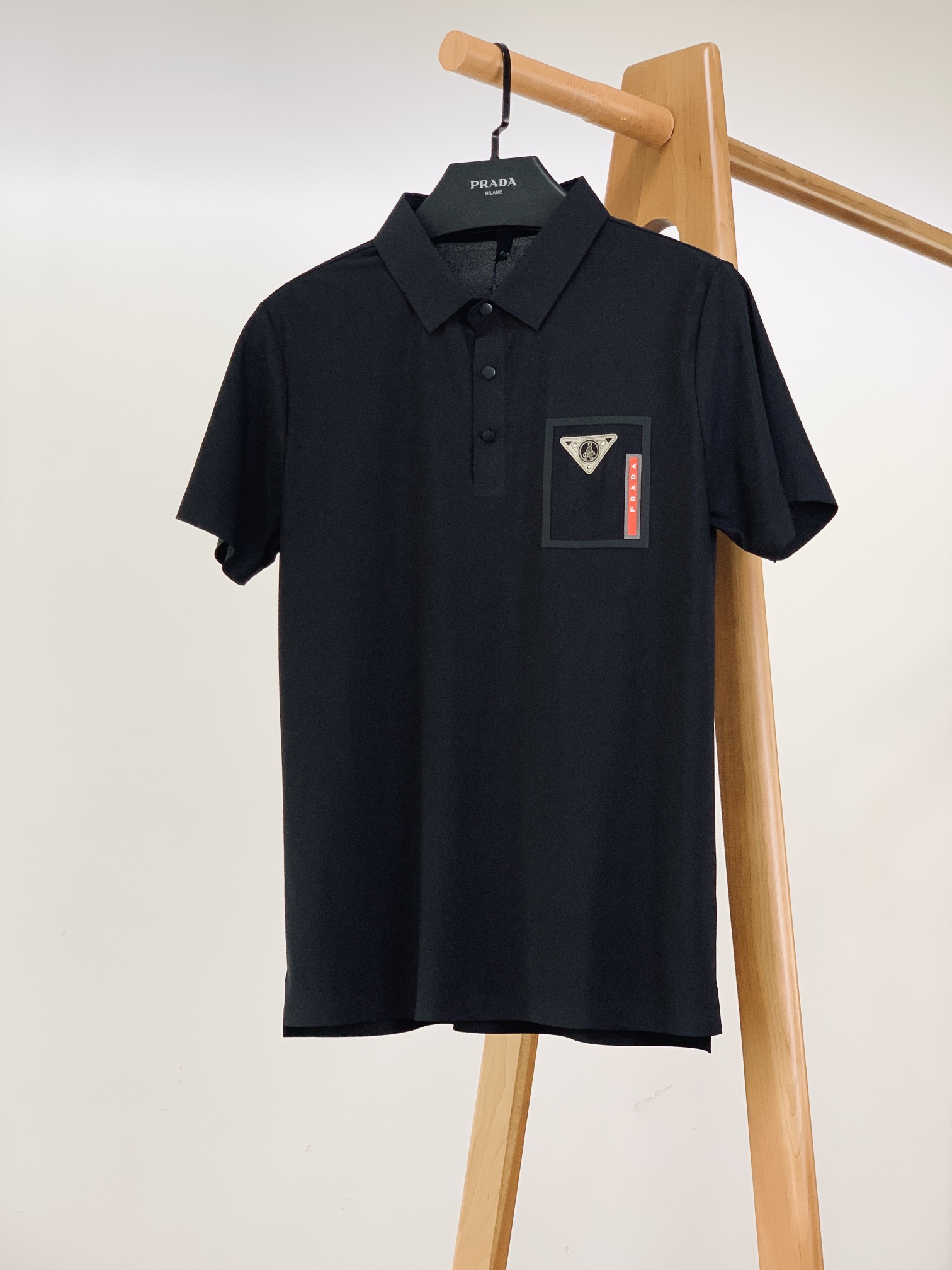 
Prada 普拉达 2025SS春夏新品 
休闲翻领Polo衫。挺括的翻领，有着极佳的塑形效果，无论穿