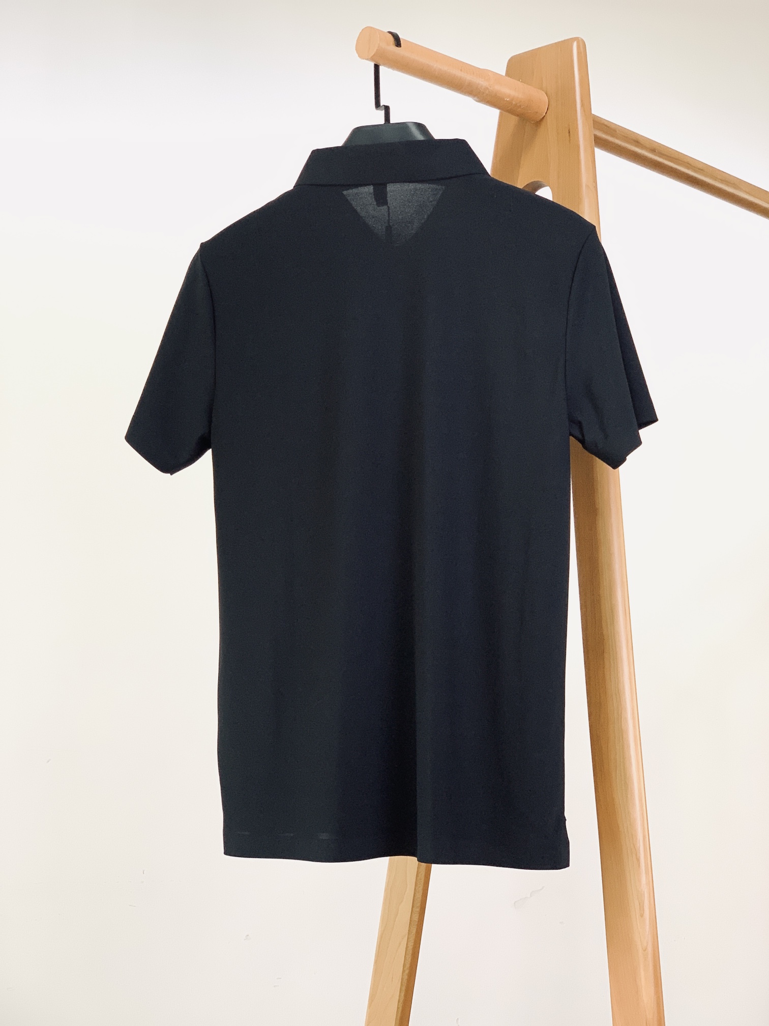 
Prada 普拉达 2025SS春夏新品 
休闲翻领Polo衫。挺括的翻领，有着极佳的塑形效果，无论穿