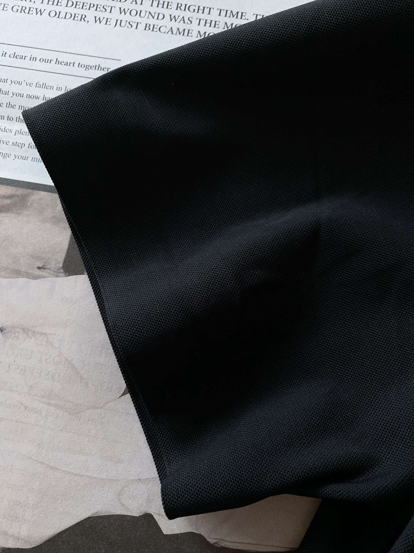 
Prada 普拉达 2025SS春夏新品 
休闲翻领Polo衫。挺括的翻领，有着极佳的塑形效果，无论穿