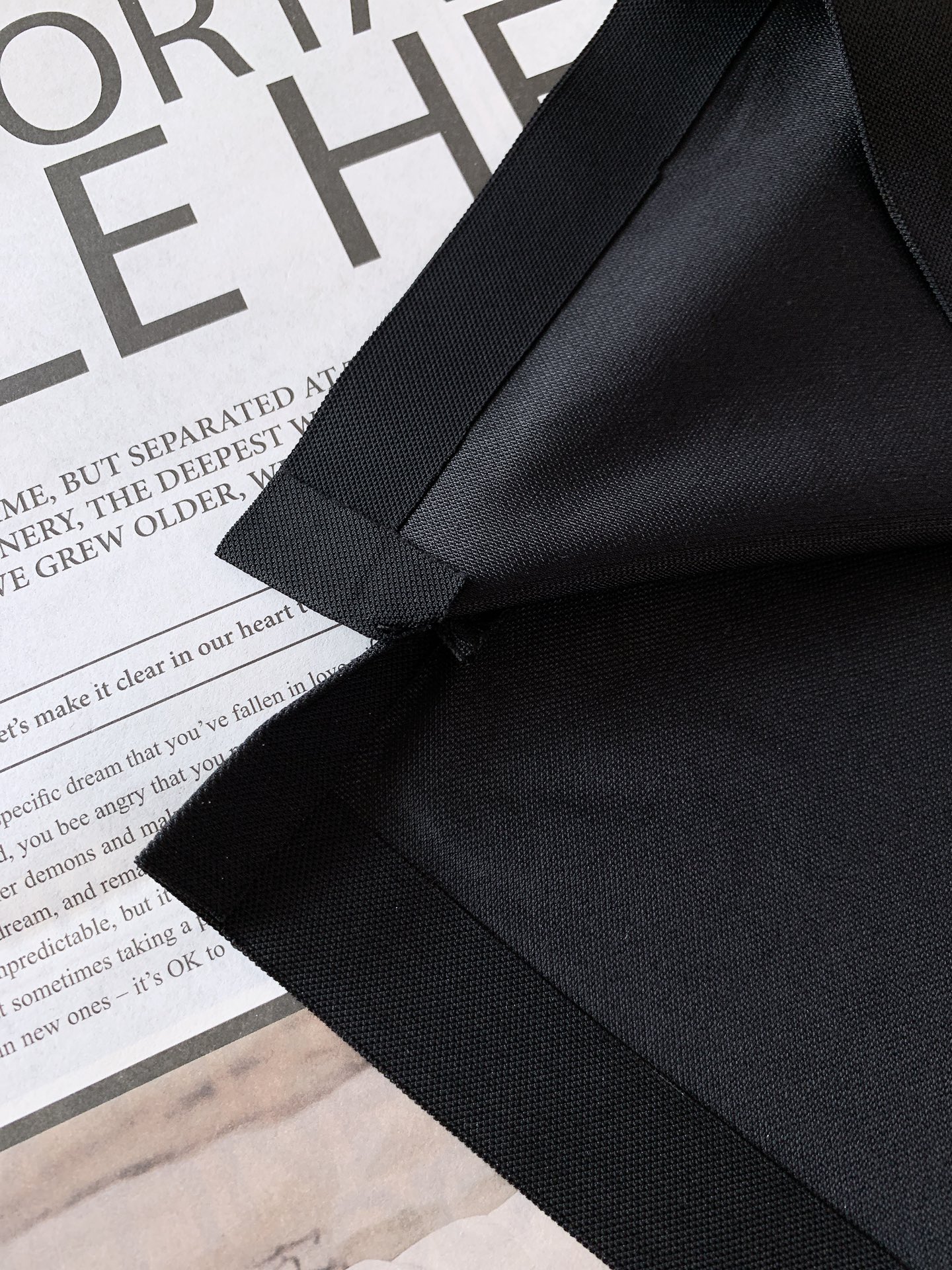 
Prada 普拉达 2025SS春夏新品 
休闲翻领Polo衫。挺括的翻领，有着极佳的塑形效果，无论穿