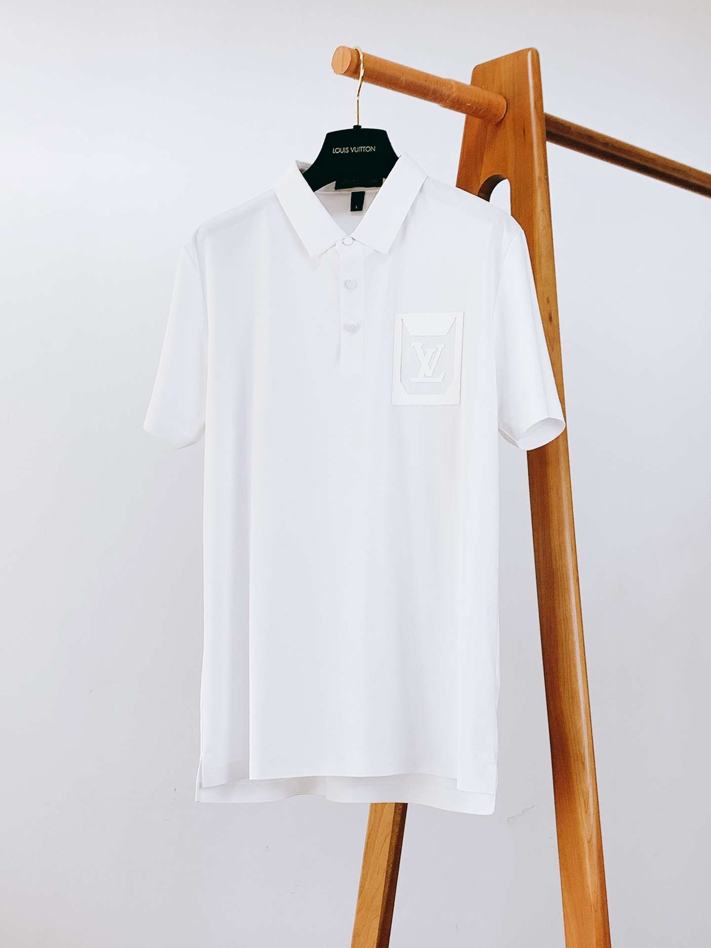 
LouisVuitton 路易威登 2025SS春夏新品 
休闲男士Polo衫。翻领挺括有型，不易塌、