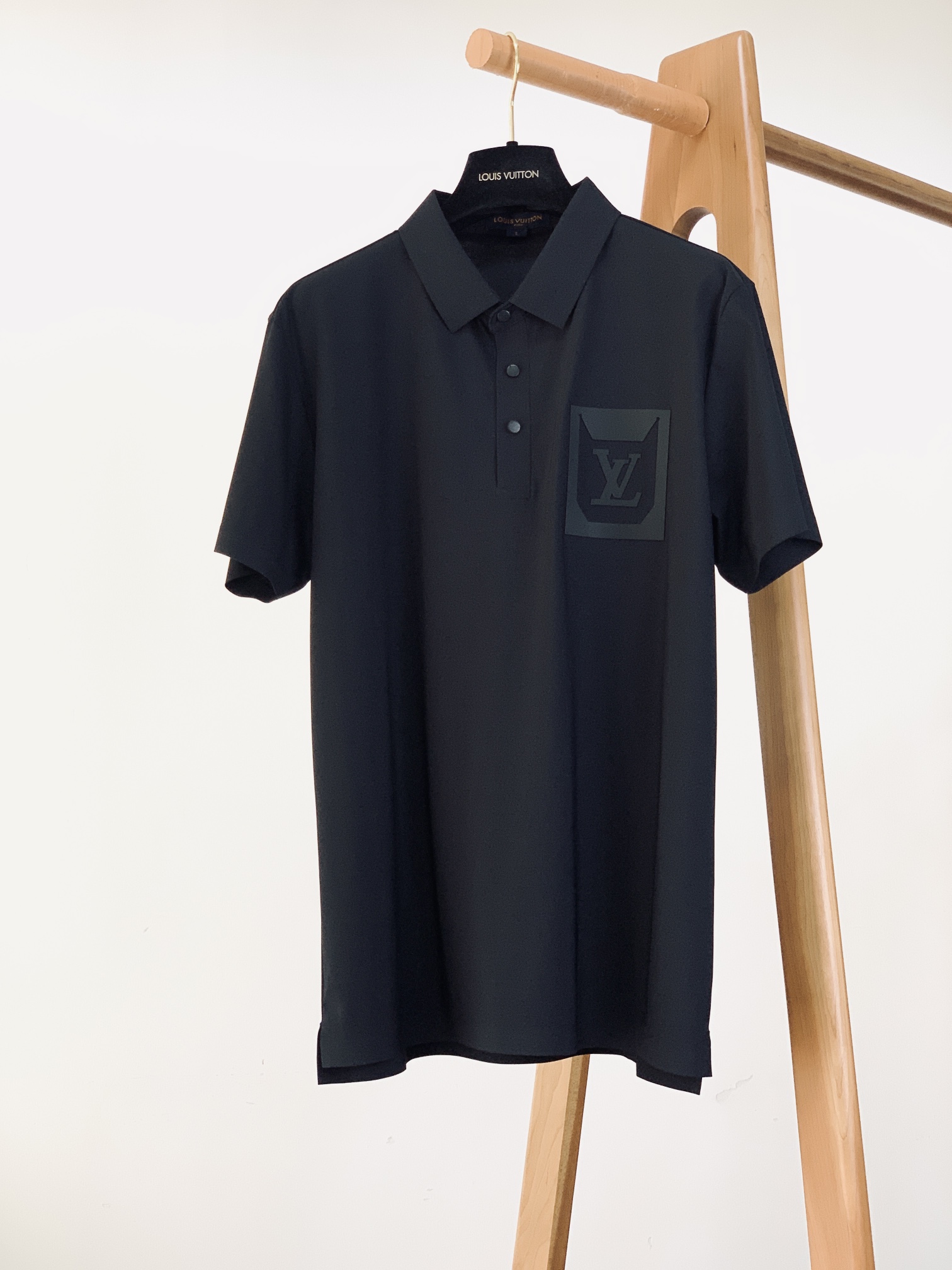 
LouisVuitton 路易威登 2025SS春夏新品 
休闲男士Polo衫。翻领挺括有型，不易塌、