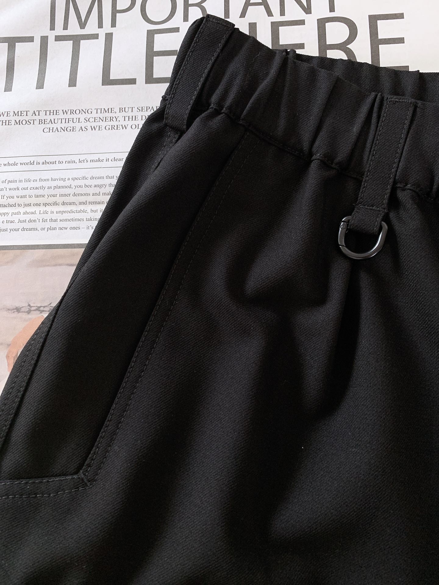 
Y-3 山本耀司 2025FW早秋新品
工装休闲裤 | 把细节玩出了新高度👇

多口袋工装风，大口袋带