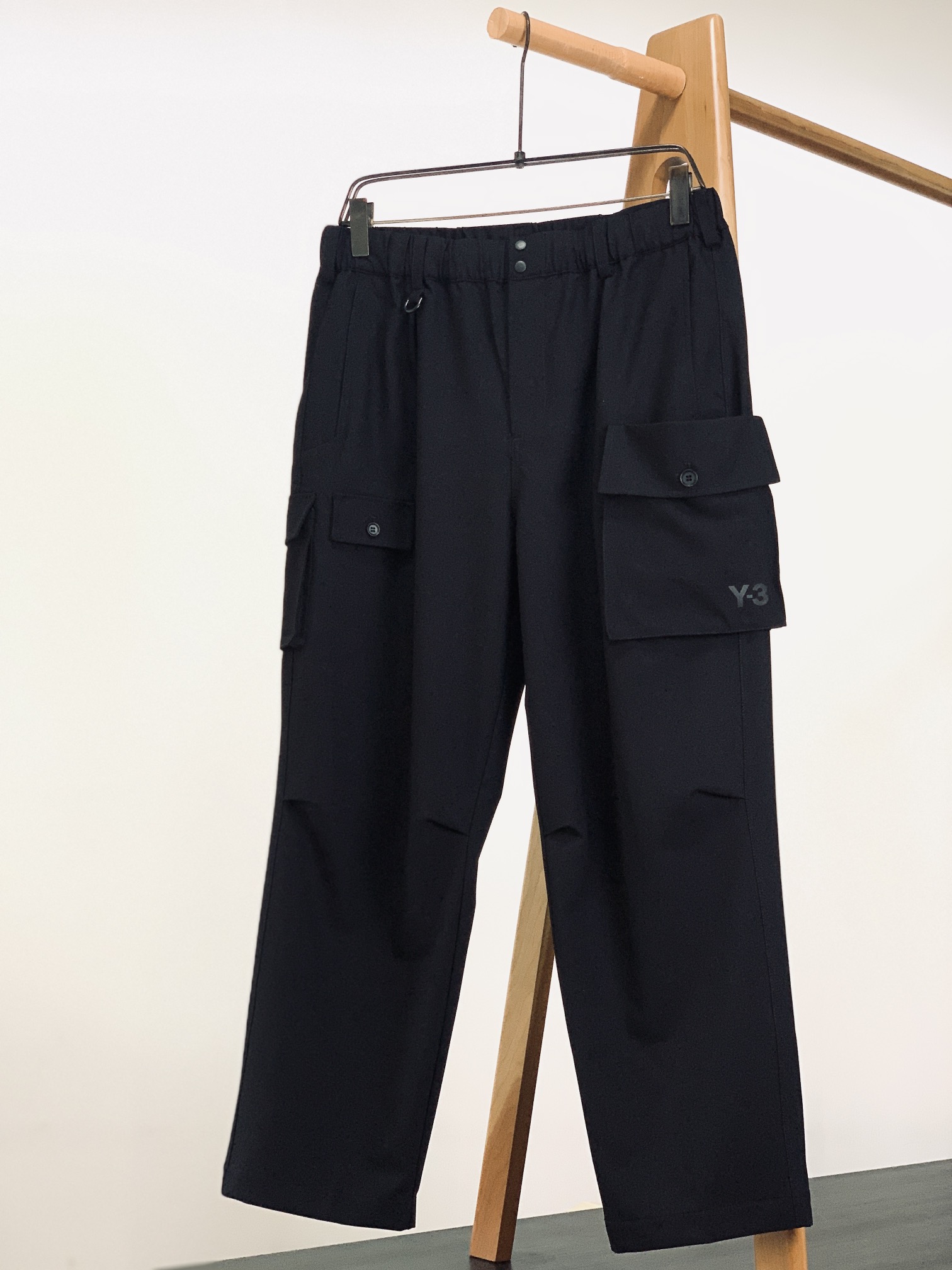 
Y-3 山本耀司 2025FW早秋新品
工装休闲裤 | 把细节玩出了新高度👇

多口袋工装风，大口袋带