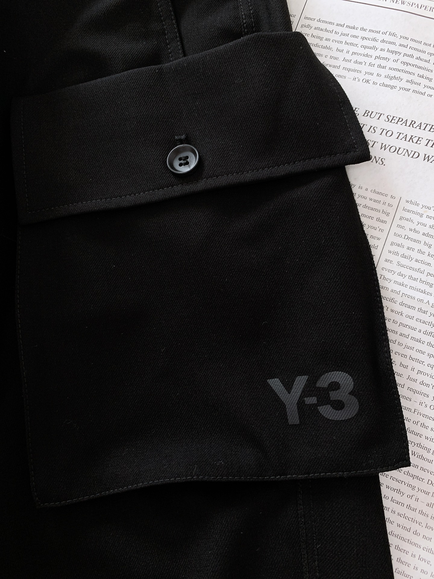 
Y-3 山本耀司 2025FW早秋新品
工装休闲裤 | 把细节玩出了新高度👇

多口袋工装风，大口袋带