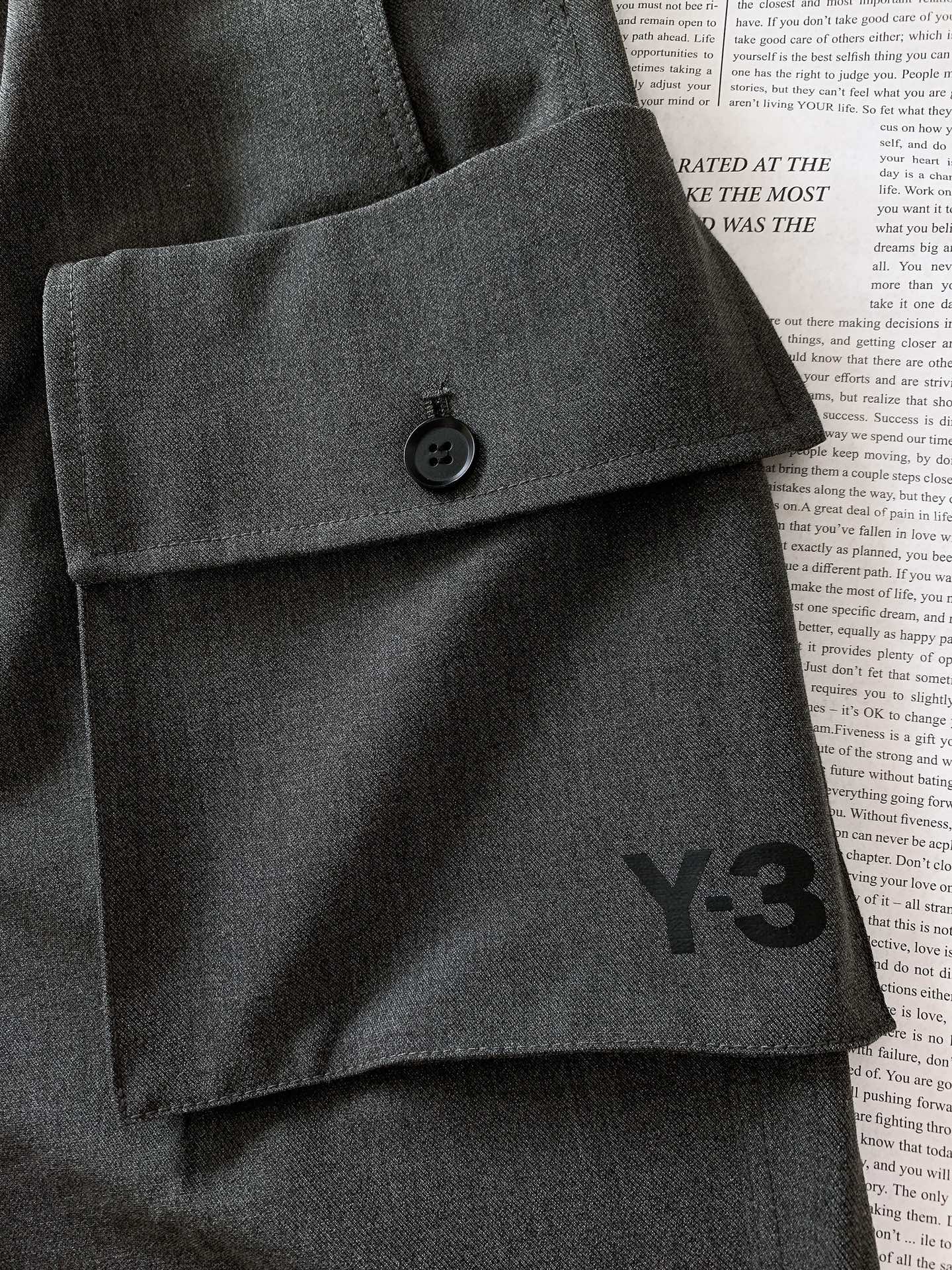 
Y-3 山本耀司 2025FW早秋新品
工装休闲裤 | 把细节玩出了新高度👇

多口袋工装风，大口袋带