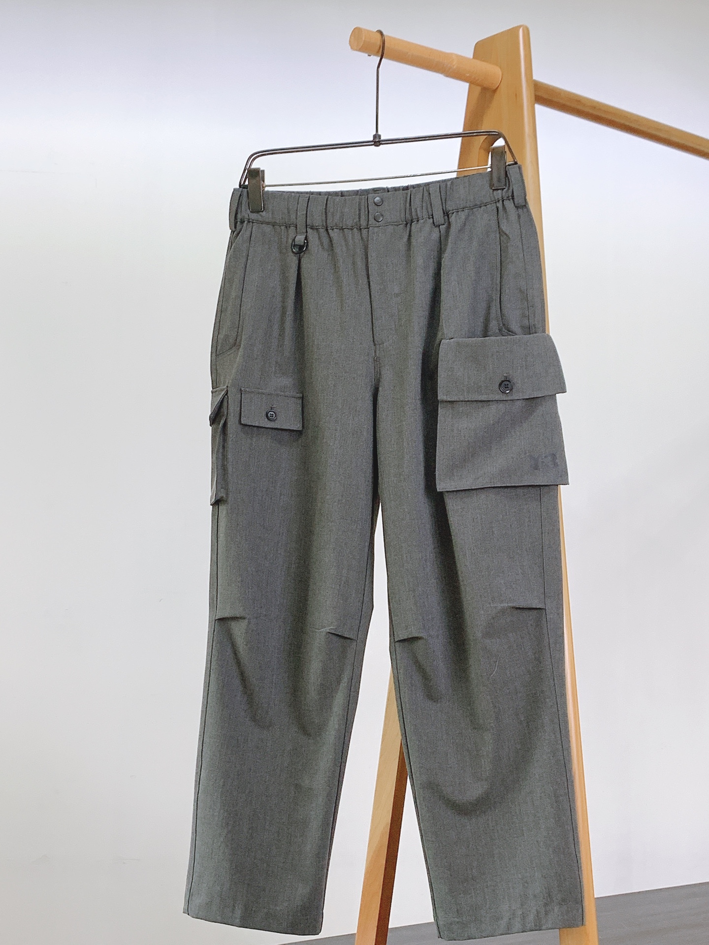 
Y-3 山本耀司 2025FW早秋新品
工装休闲裤 | 把细节玩出了新高度👇

多口袋工装风，大口袋带