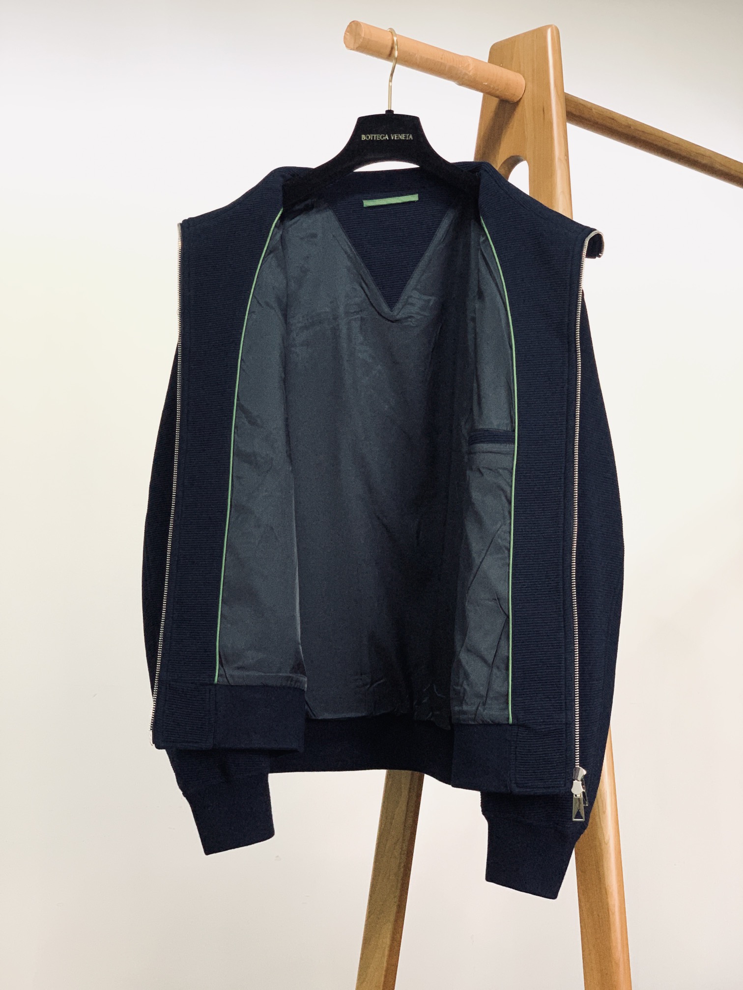 
Bottega Veneta 葆蝶家 2025FW秋冬新品 
休闲夹棉夹克外套。甄选优质班福棉材质，多