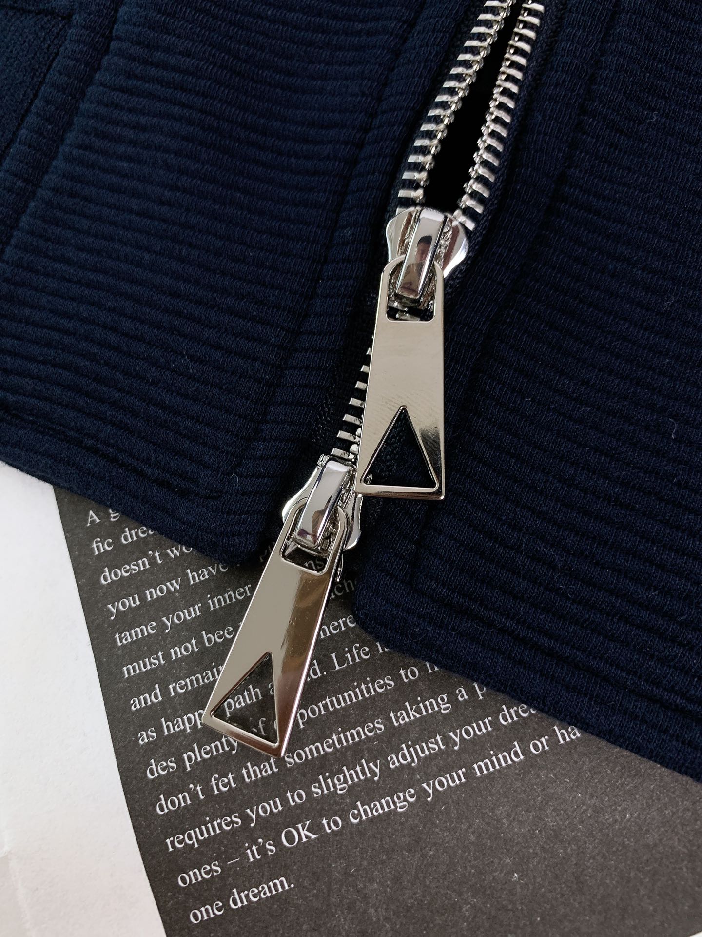 
Bottega Veneta 葆蝶家 2025FW秋冬新品 
休闲夹棉夹克外套。甄选优质班福棉材质，多