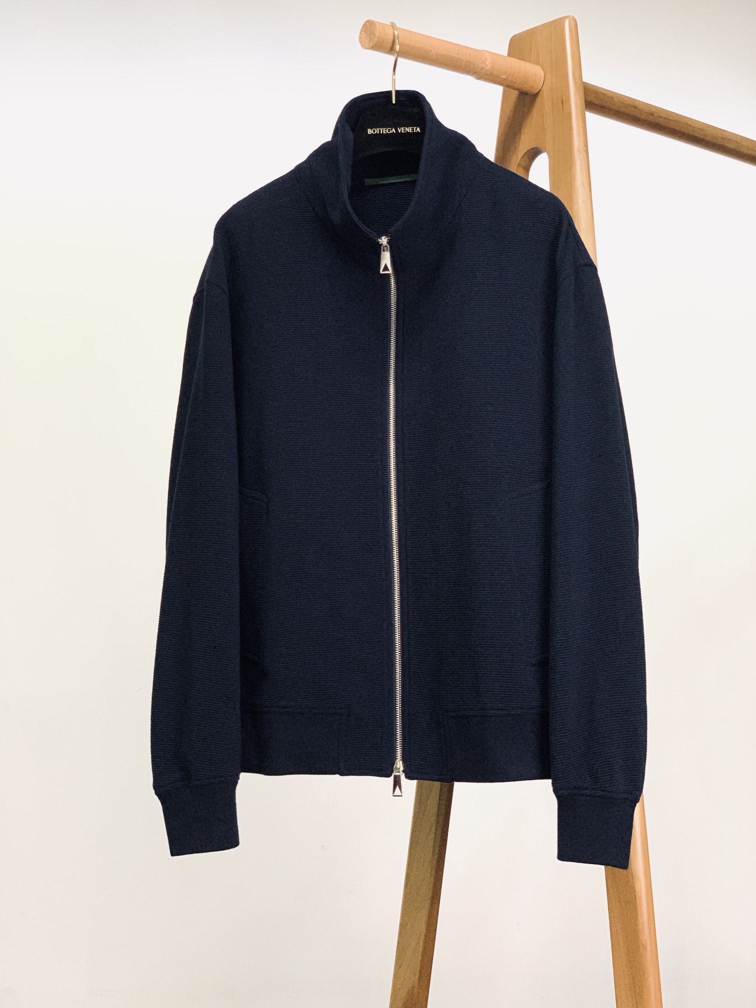 
Bottega Veneta 葆蝶家 2025FW秋冬新品 
休闲夹棉夹克外套。甄选优质班福棉材质，多