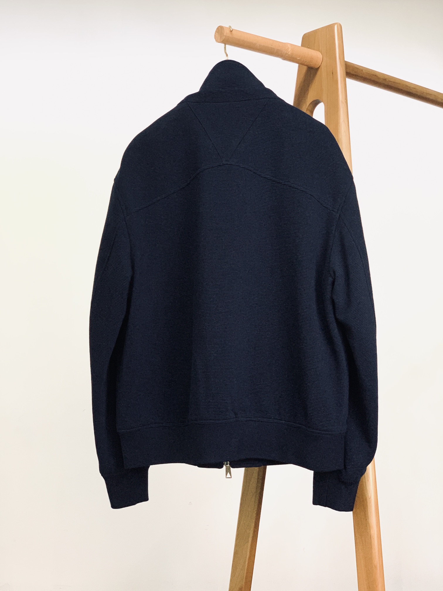 
Bottega Veneta 葆蝶家 2025FW秋冬新品 
休闲夹棉夹克外套。甄选优质班福棉材质，多