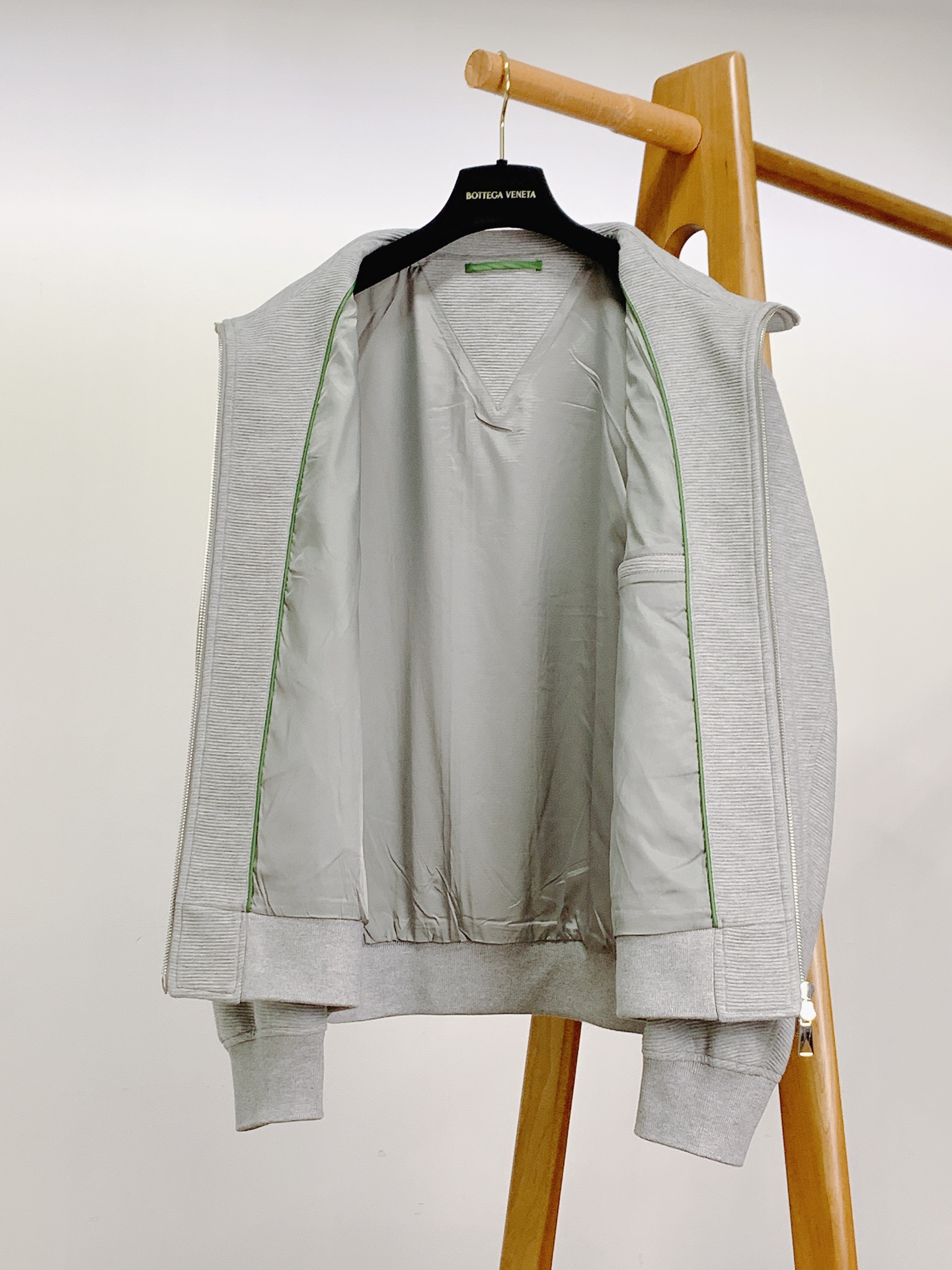 
Bottega Veneta 葆蝶家 2025FW秋冬新品 
休闲夹棉夹克外套。甄选优质班福棉材质，多