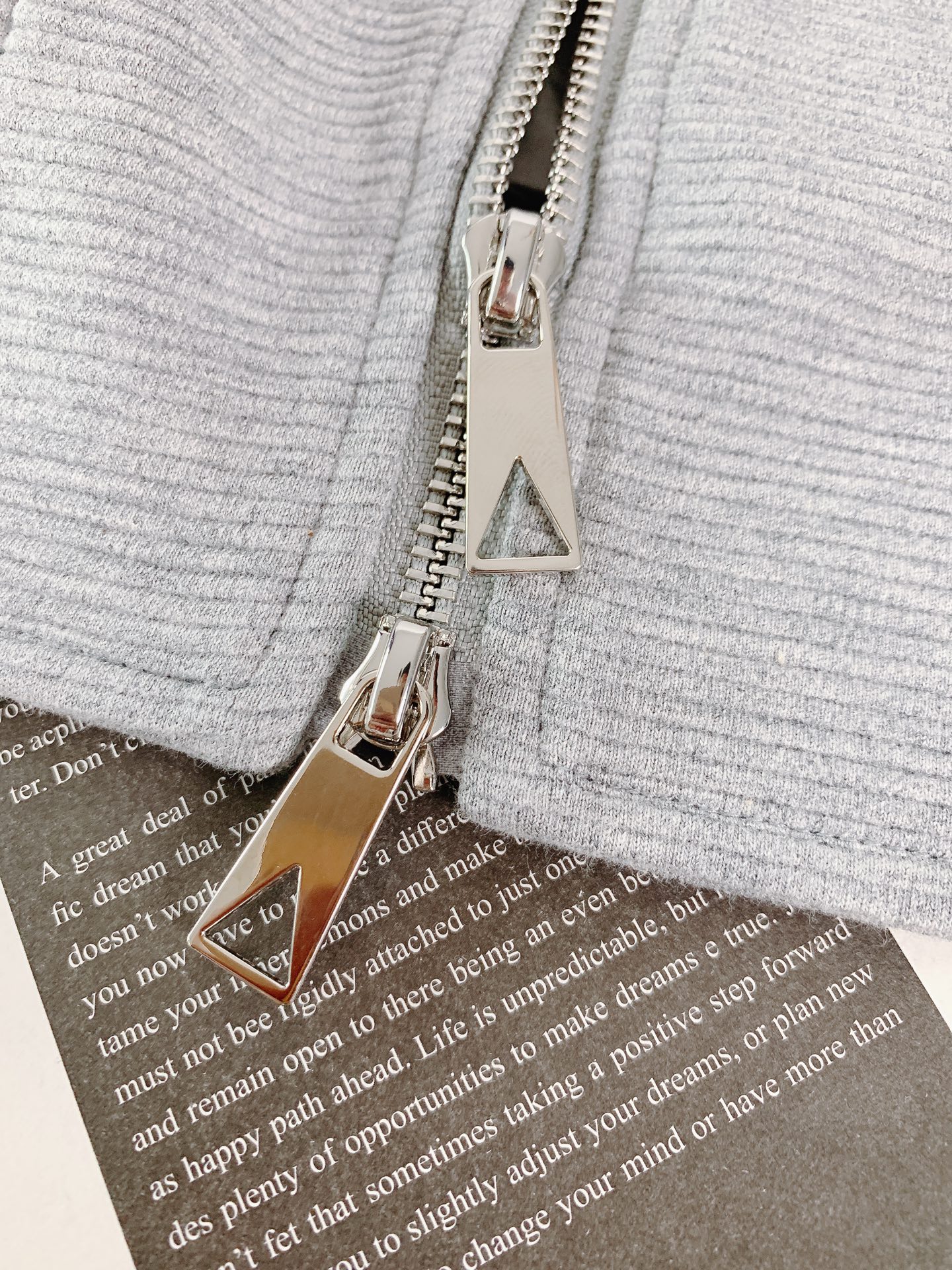 
Bottega Veneta 葆蝶家 2025FW秋冬新品 
休闲夹棉夹克外套。甄选优质班福棉材质，多